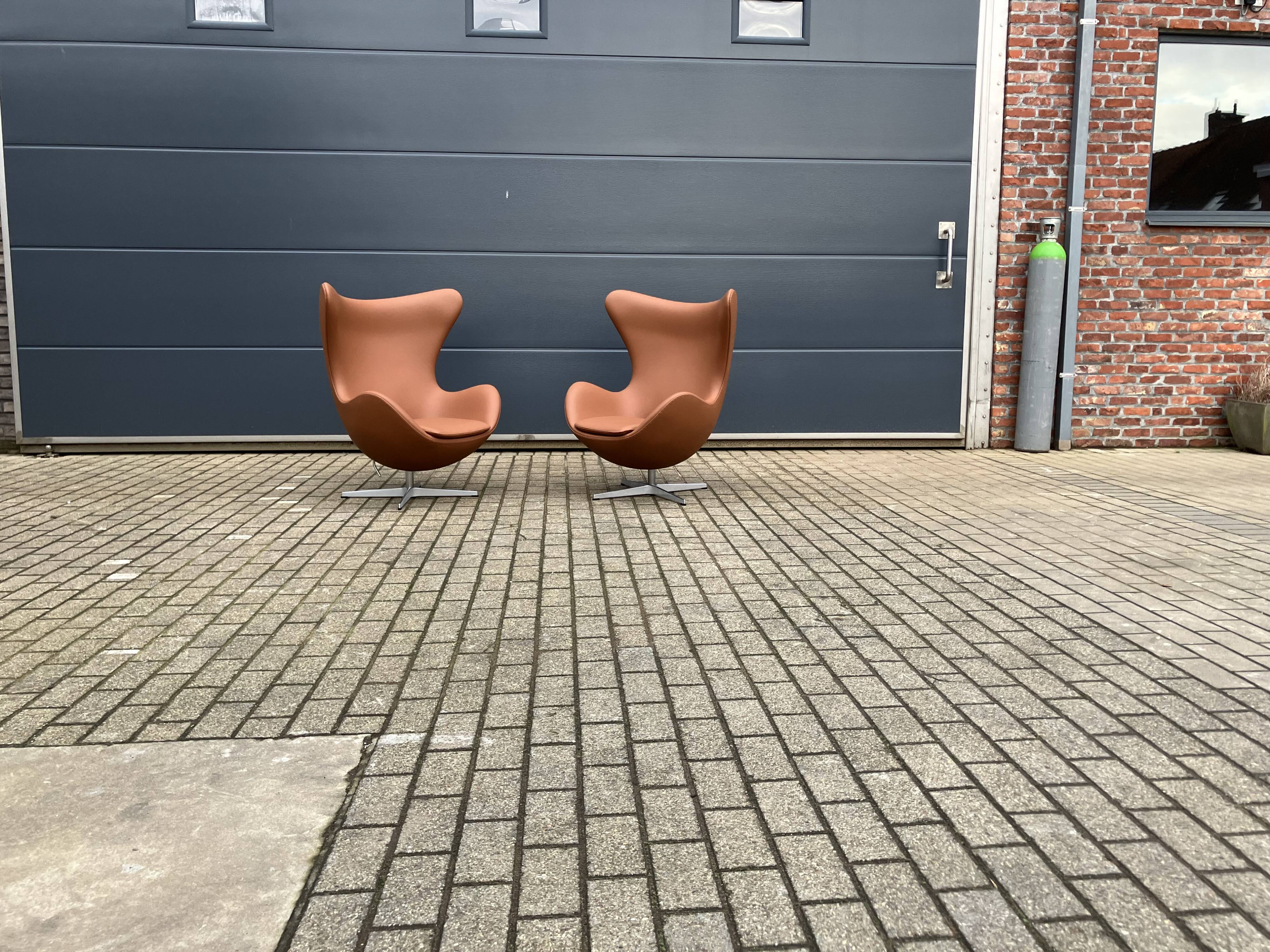 2x Fritz Hansen Egg chair by Arne Jacobsen in Cognac leather, new condition!
