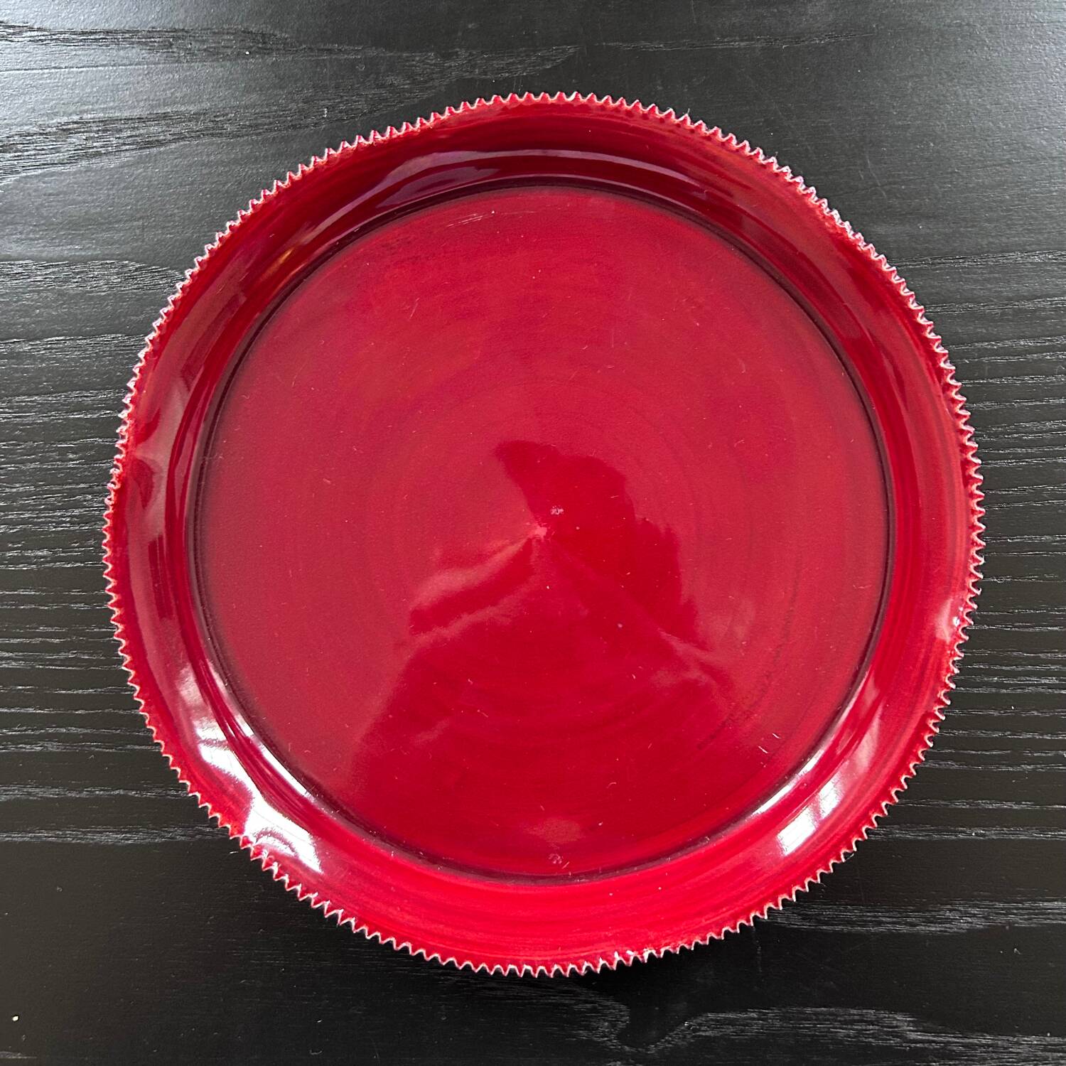 Red serrated plate