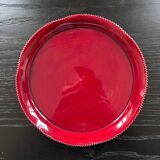 Plat rouge dentelé