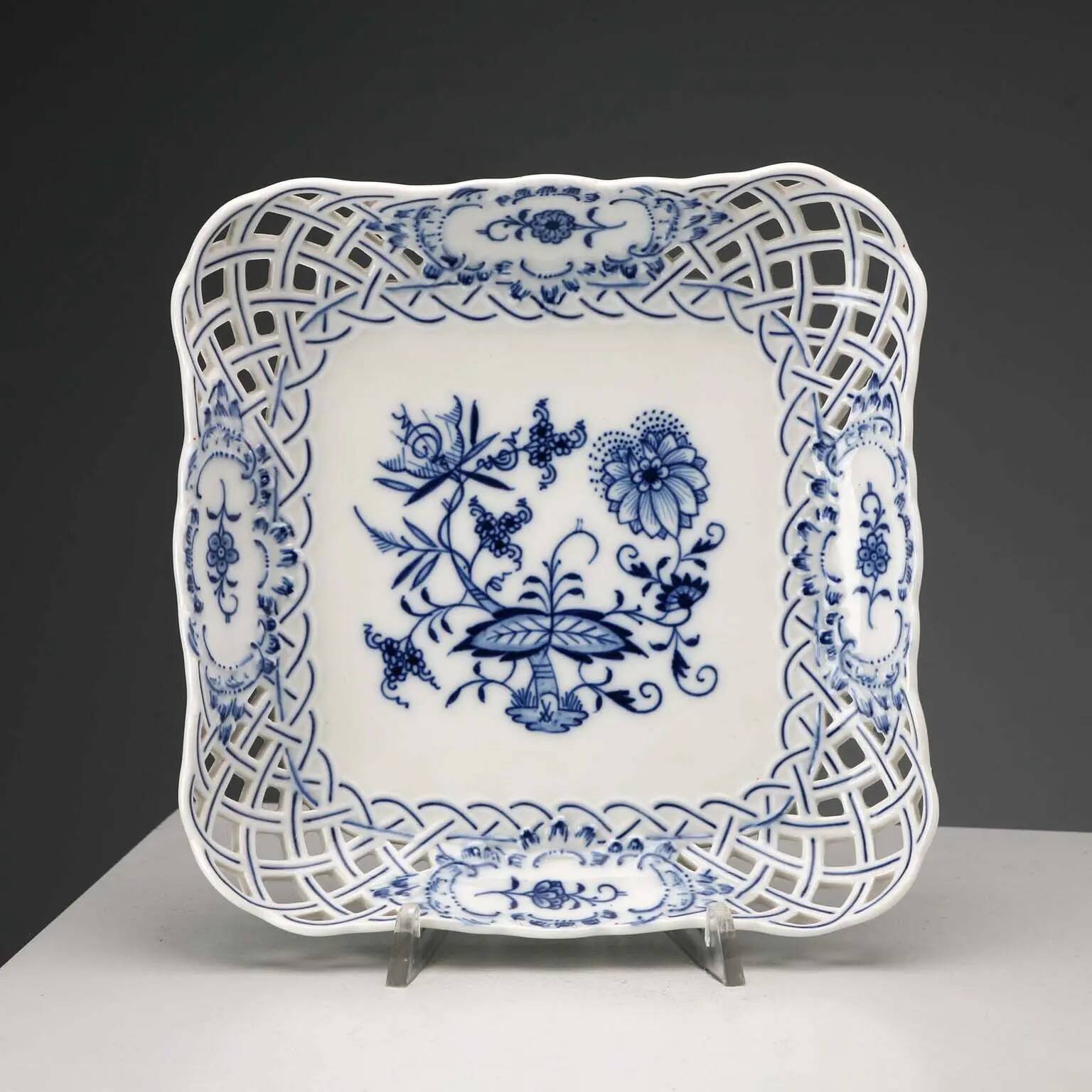 Ancient porcelain plateau from Meissen, Germany, 20th century.