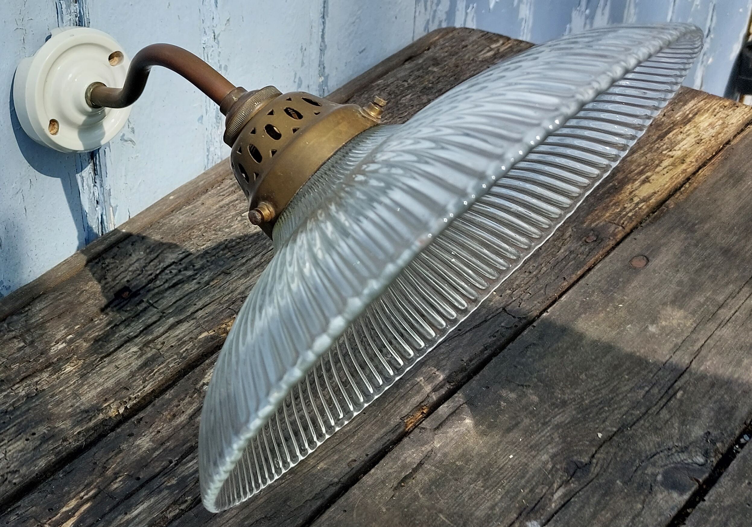 Holophanous wall lamp