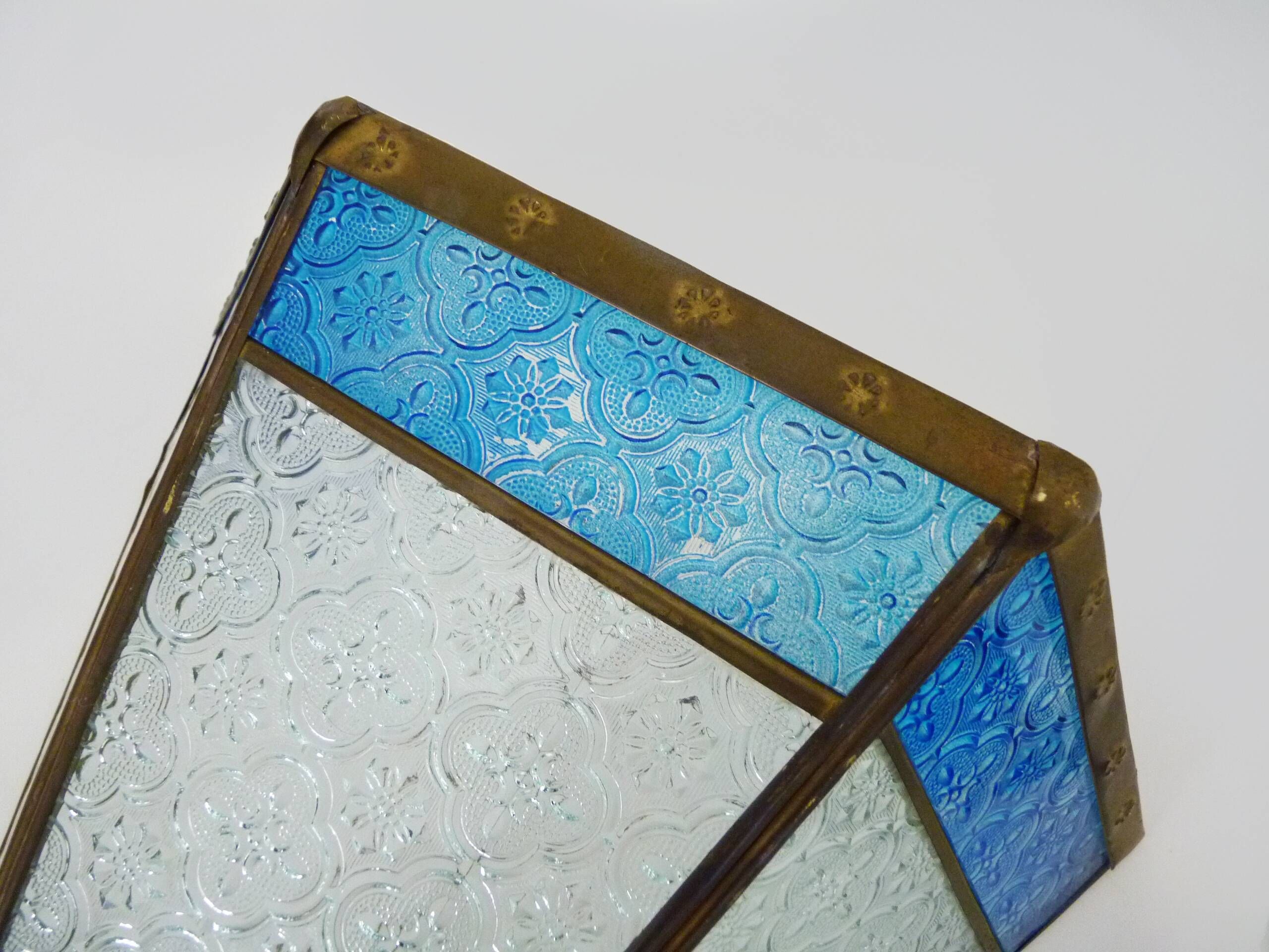 Pair of oriental triangle wall lights in copper and transparent and blue glass. 1970s