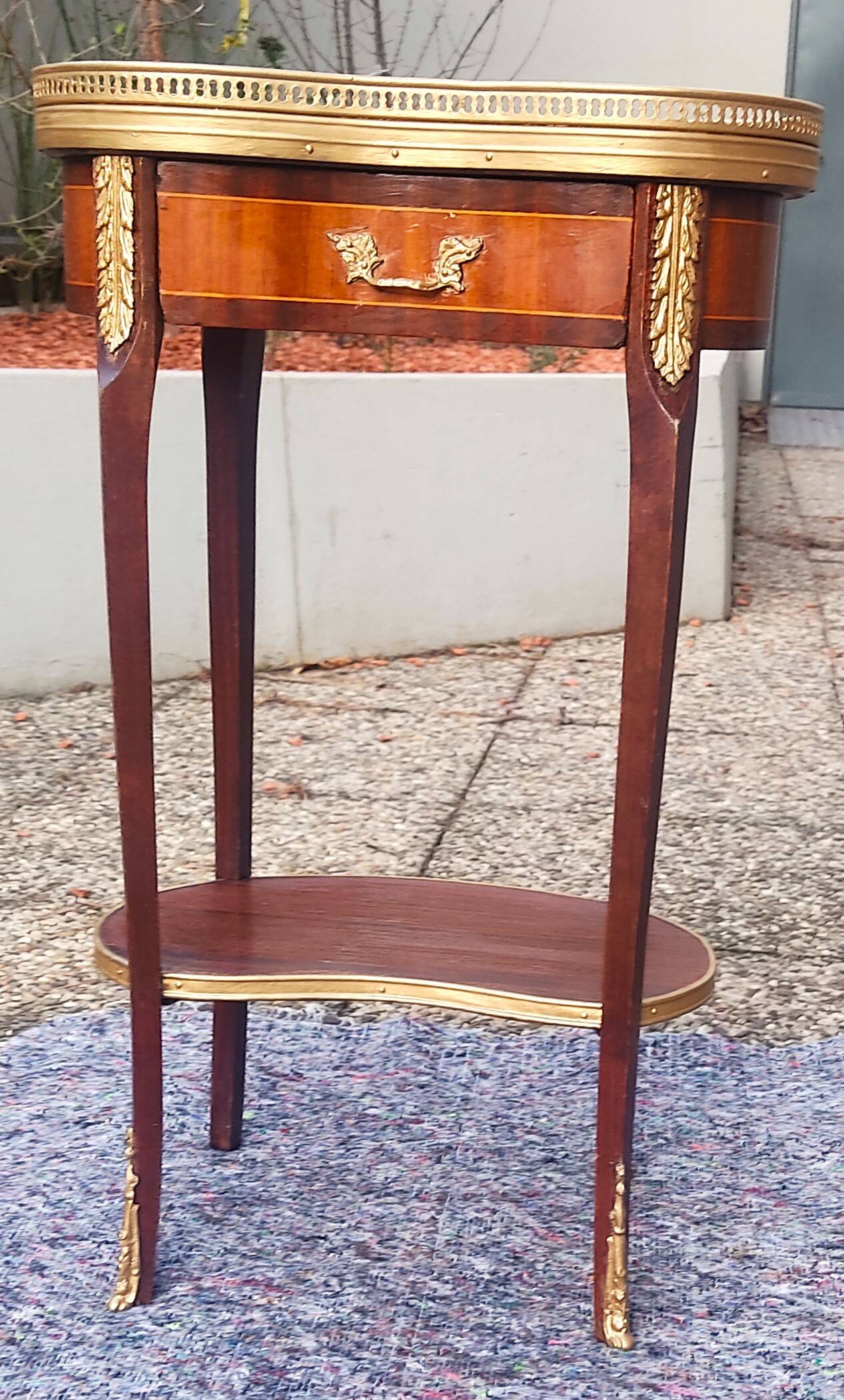 Louis XVI period pedestal table, in solid mahogany and veneer, and in gilded bronze.