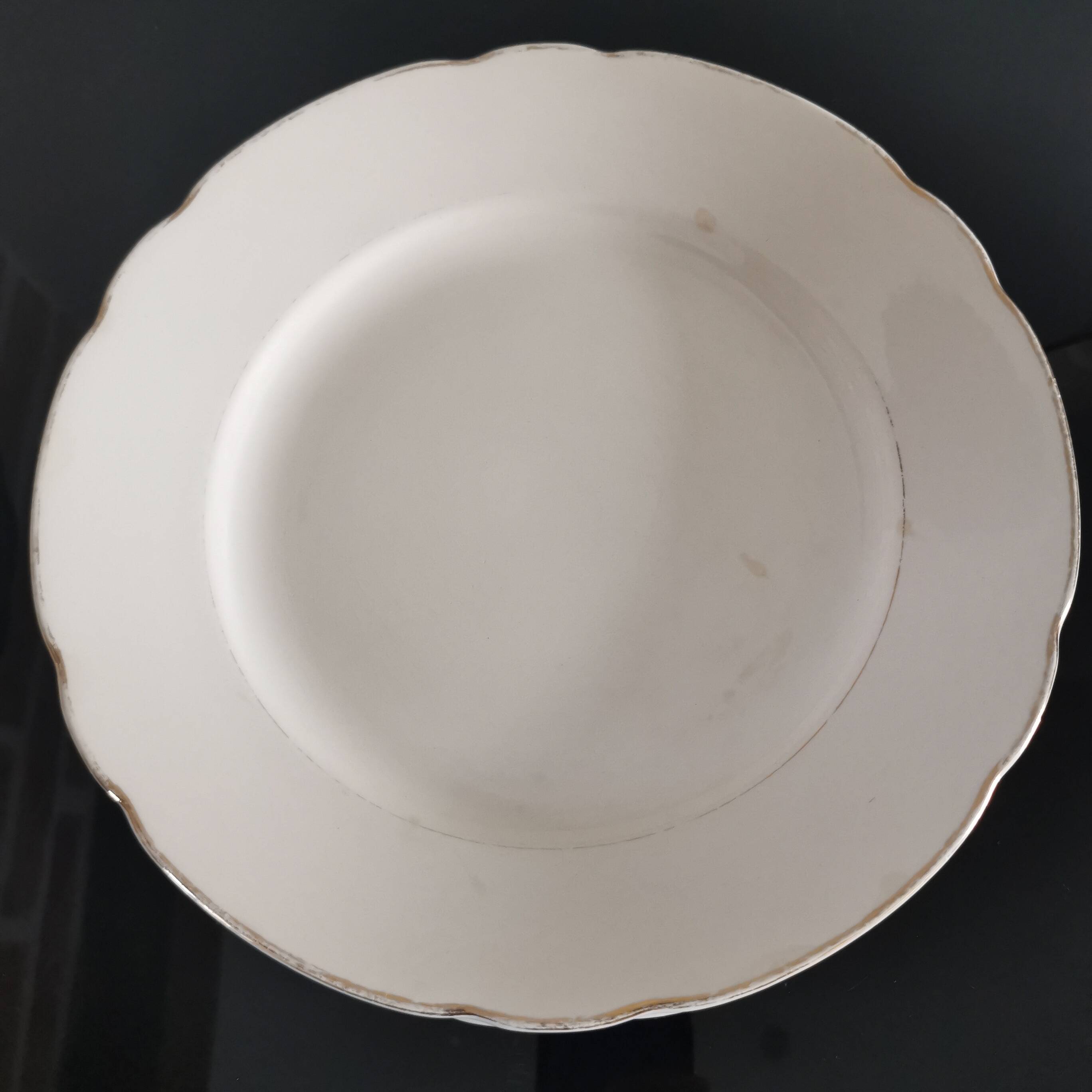 Set of 6 Villeroy and Boch flat plates in ivory color and gold edging