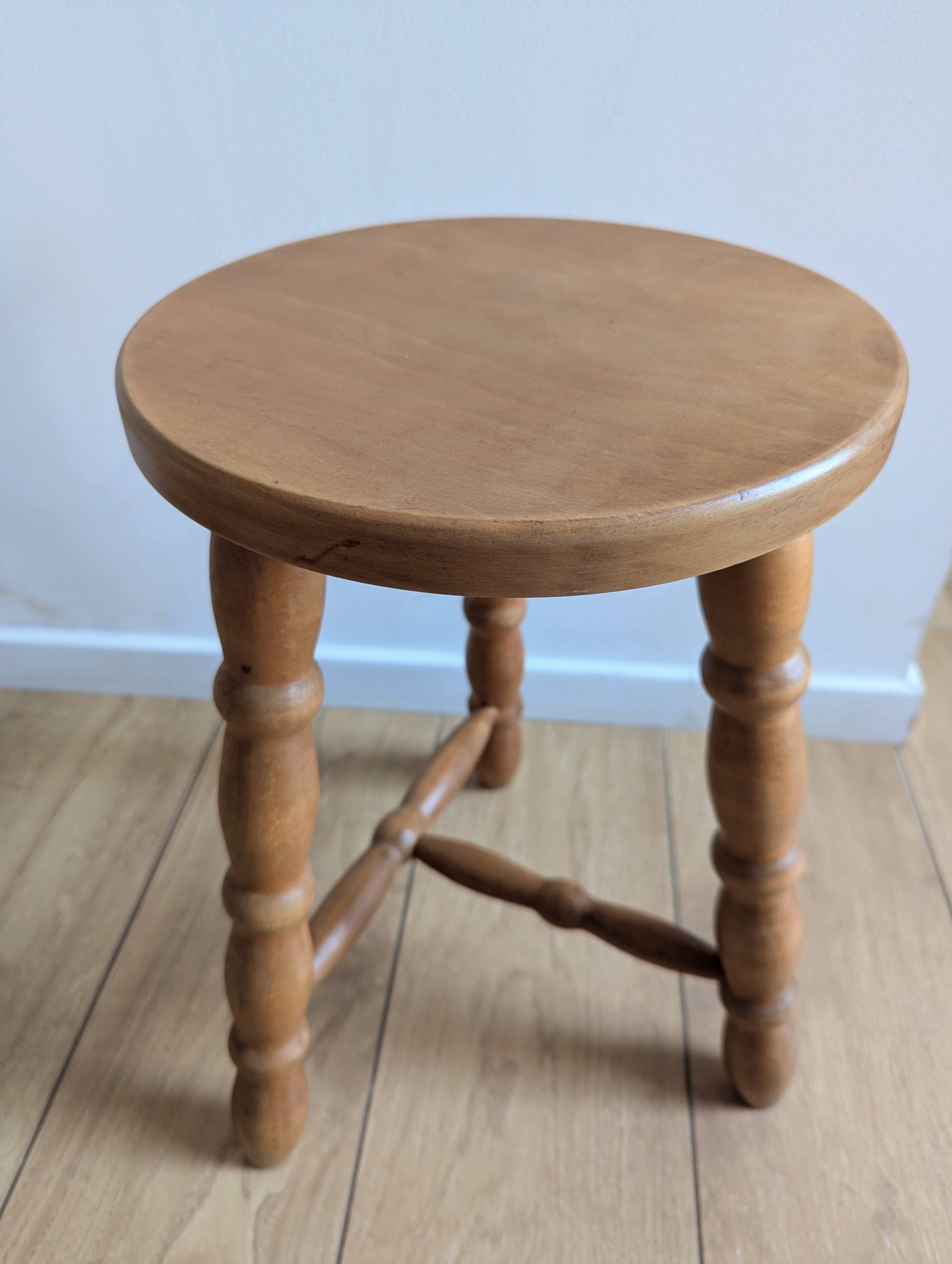 Tabouret tripode en bois finition chêne clair