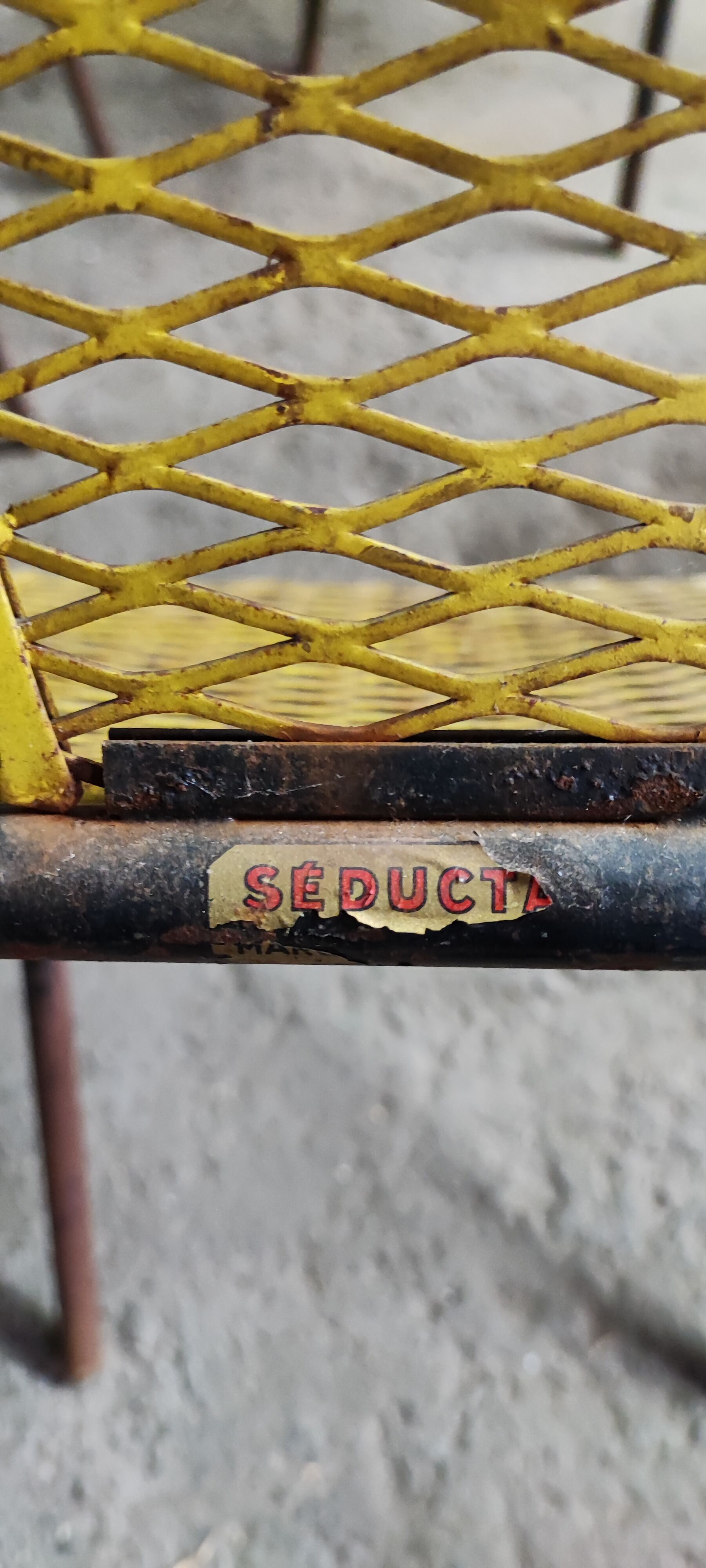 Six chaises en métal perforé seducta René Malaval