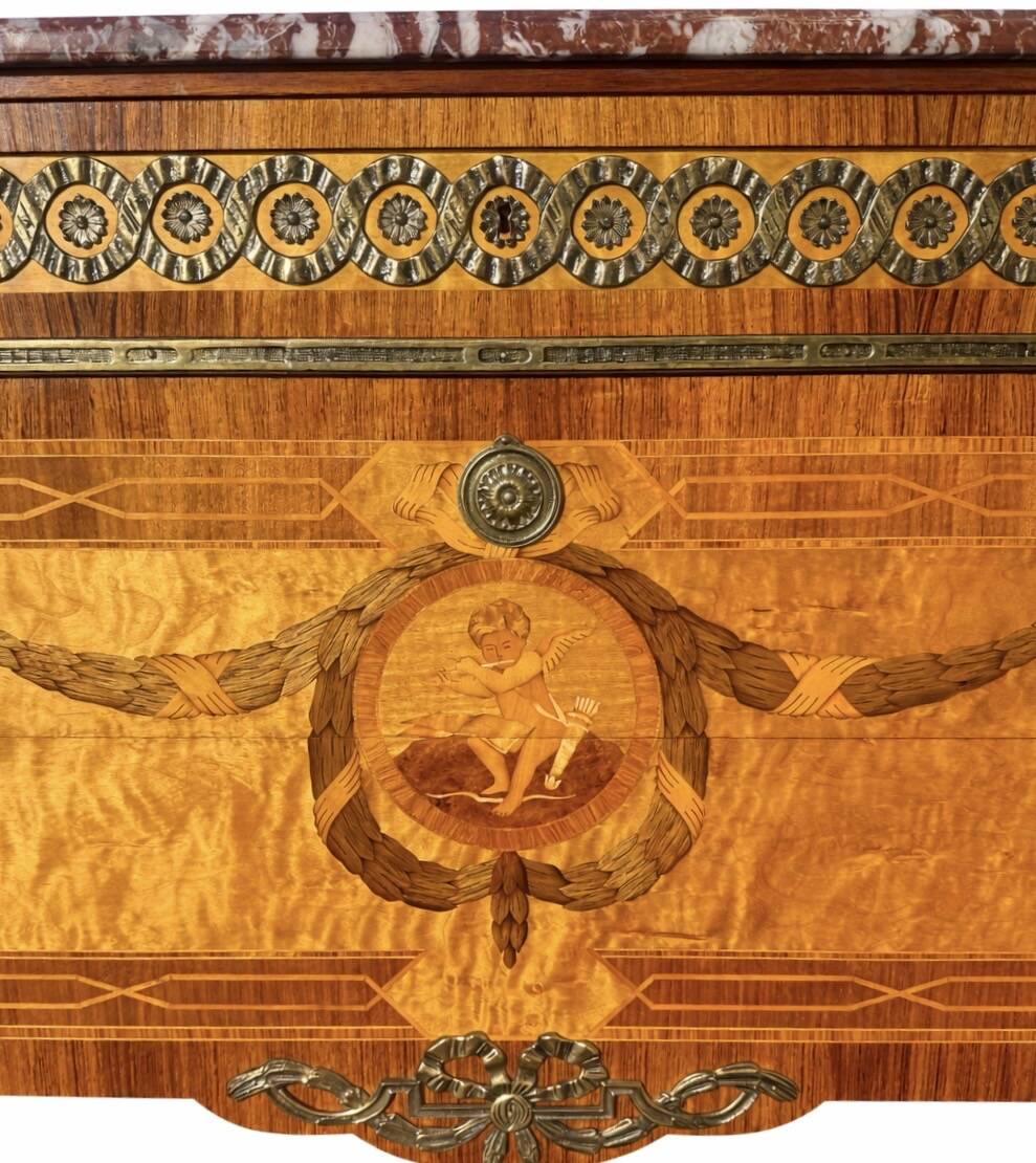 Commode en marqueterie de style Gustavien suédois du milieu du 20e siècle avec marbre