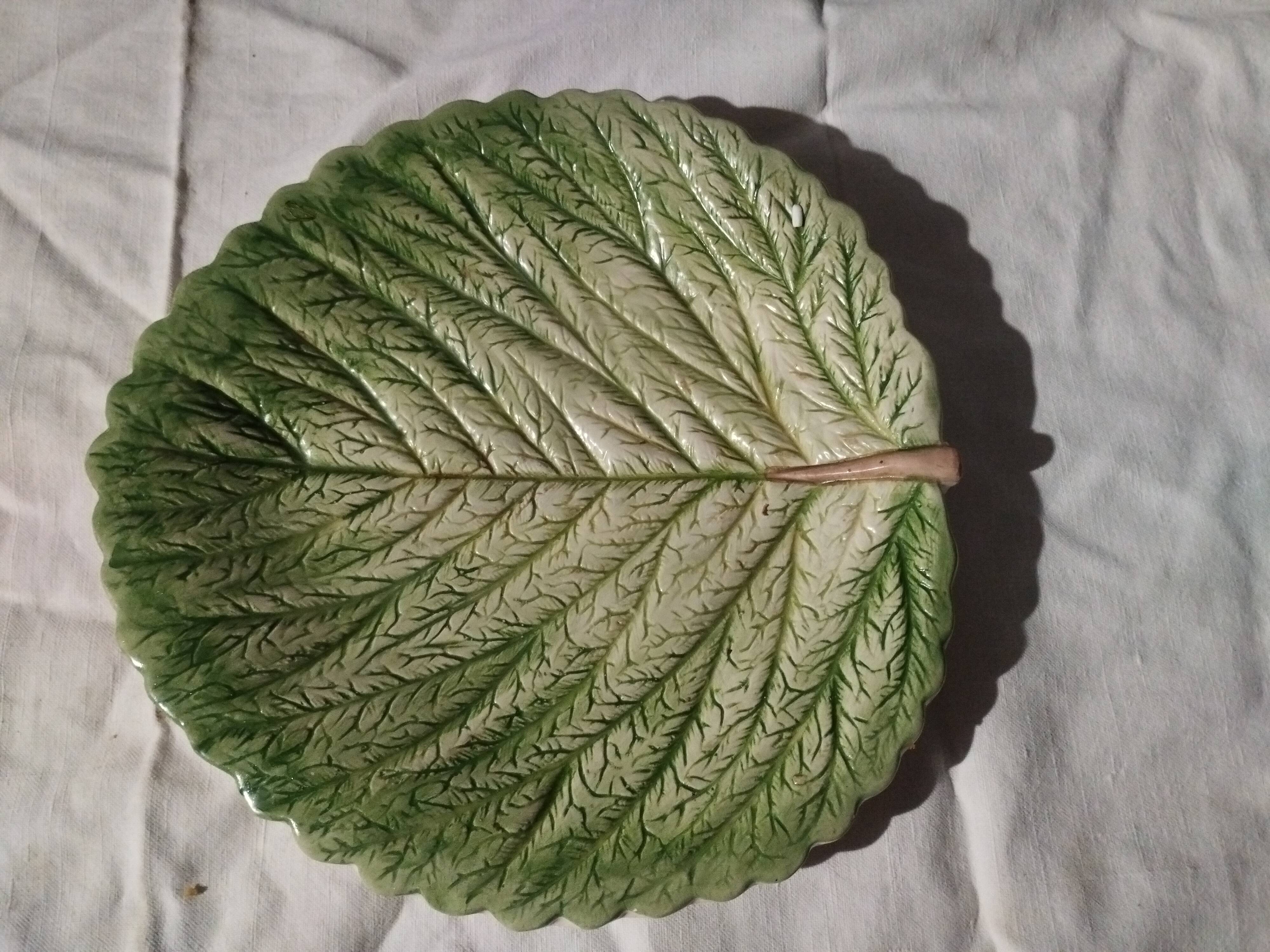 plat de service feuille en barbotine
