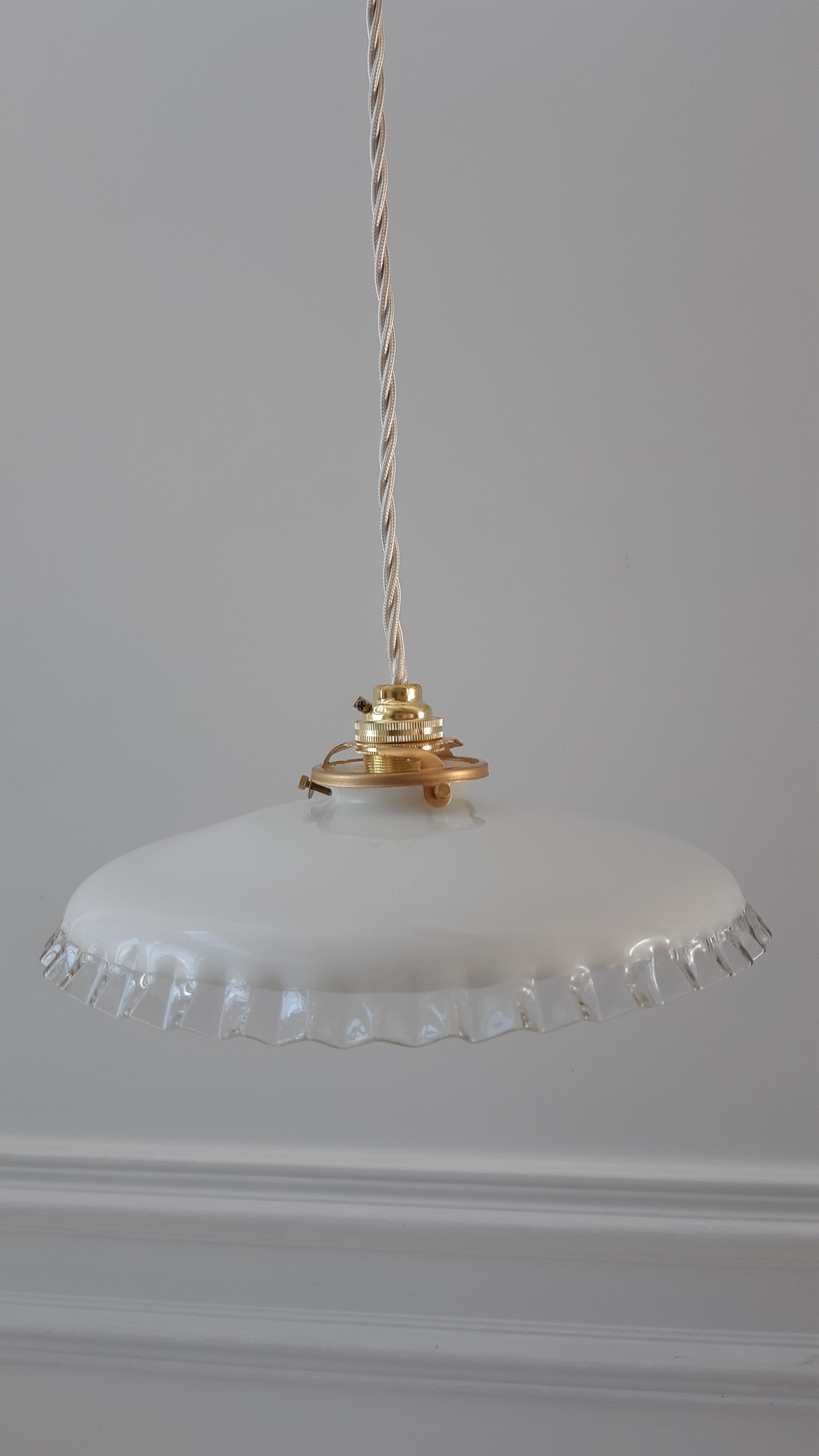 Pair of suspensions in pleated opaline and rounded border 30-40s