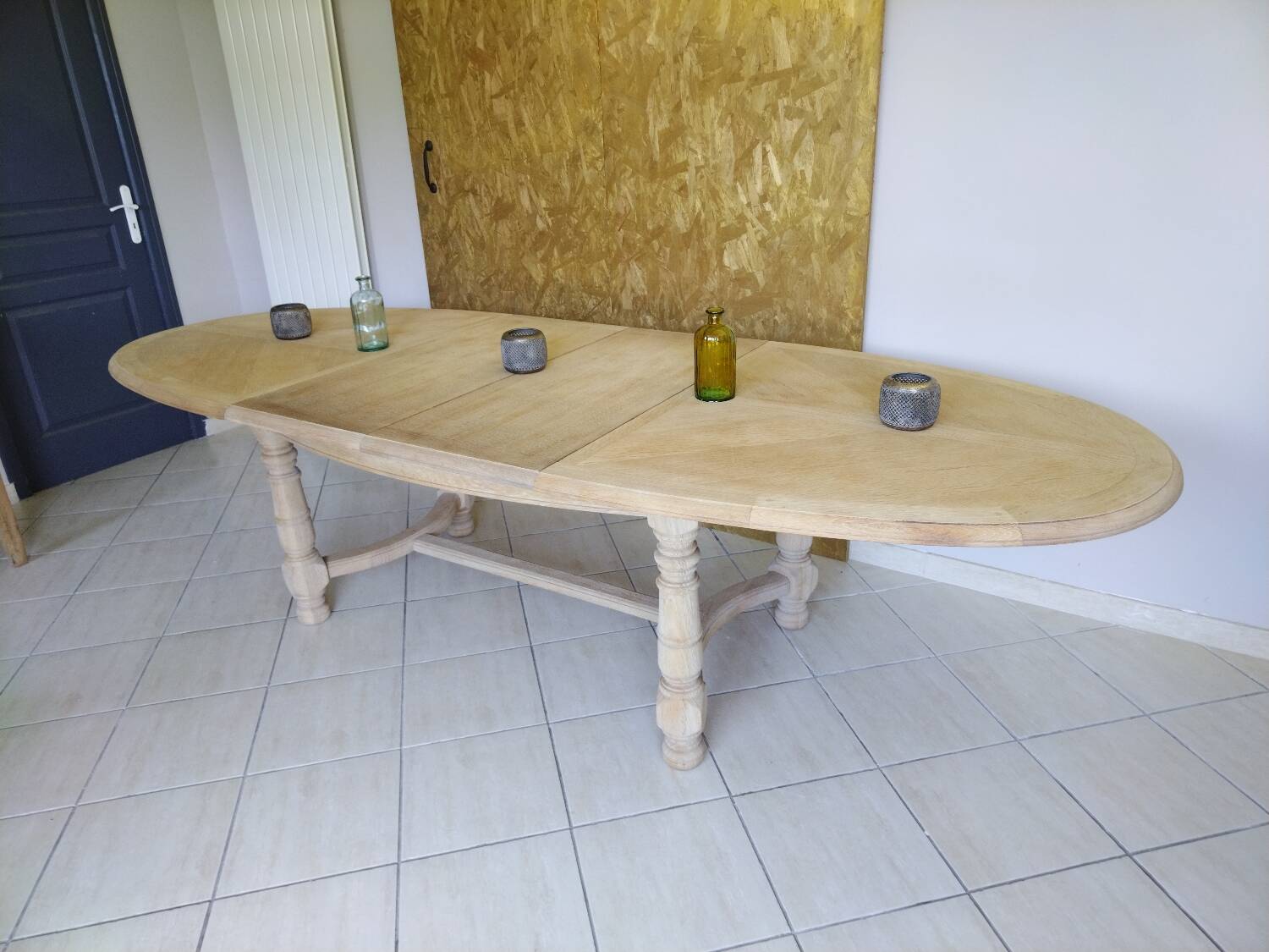 Extendable oval table in renovated solid oak