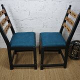 Paire de chaises brutalistes en bois relookée en noir assise tissu vert canard