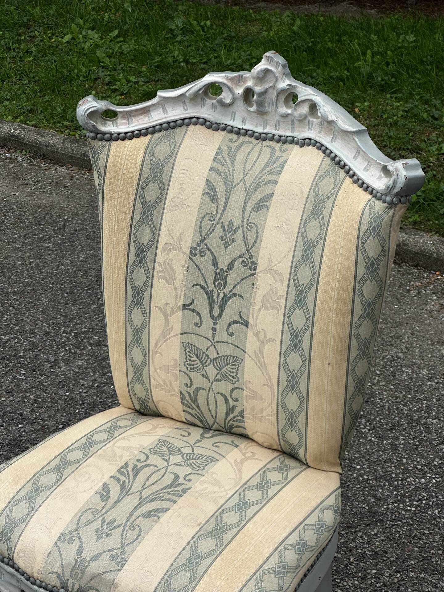 Chauffeuse de style Louis XV avec repose-pieds assorti – XXe siècle