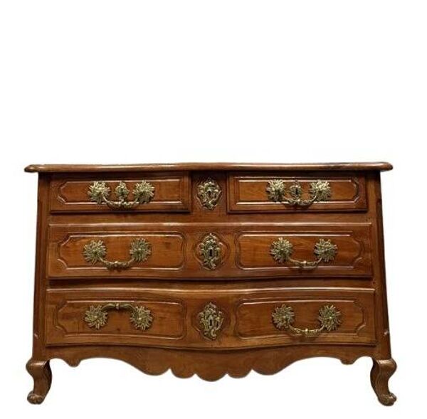Commode galbée époque Louis XV en noyer et bronzes dorés époque XVIIIeme