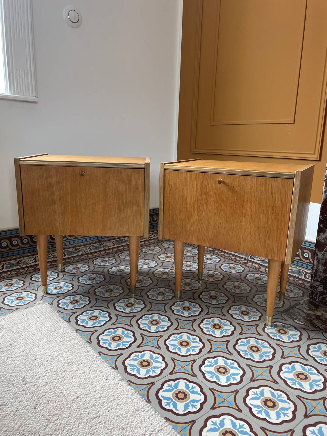 Paire de chevets en bois SEMB vintage – pieds compas & laiton doré