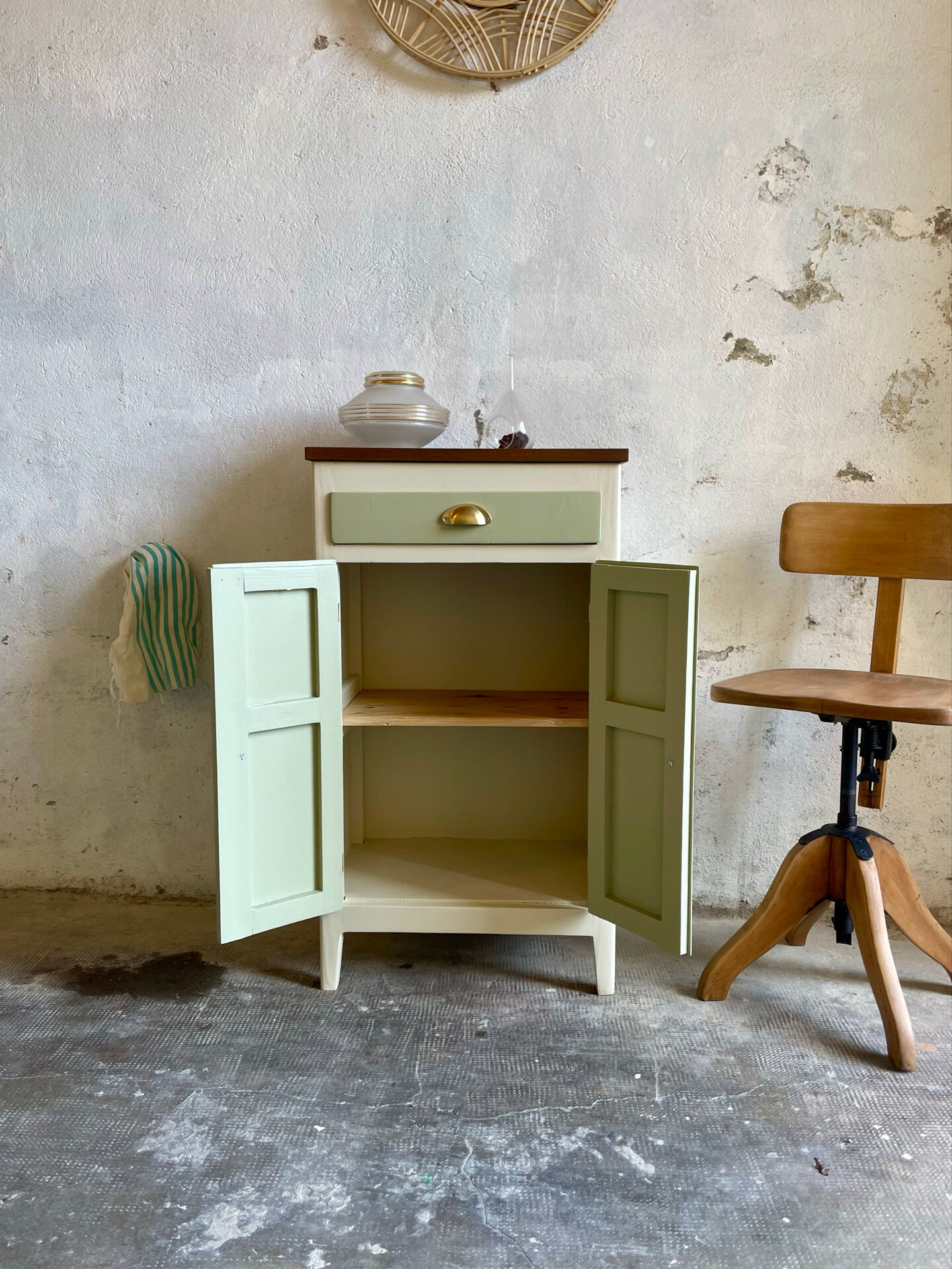 Petit buffet confiturier parisien vintage vert sauge – charme rétro