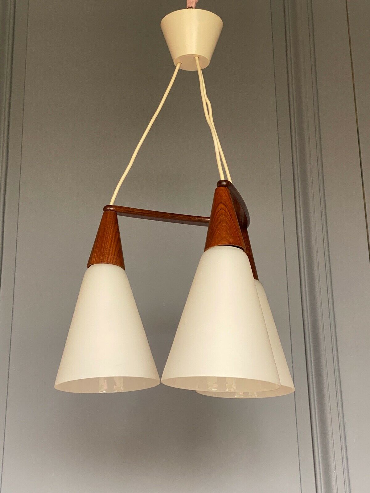 Suspension boomerang scandinave teck opaline 1960 Louis Kalff