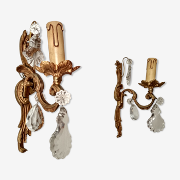 Paire d' appliques en bronze doré à 1 branches avec pampilles en cristal, lampes de  style Louis XV