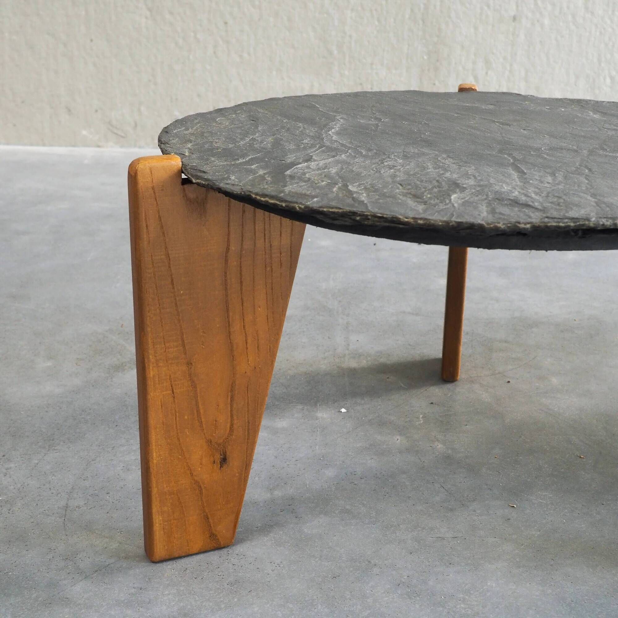 2 tables d'appoint en ardoise et bois de pin de style brutaliste