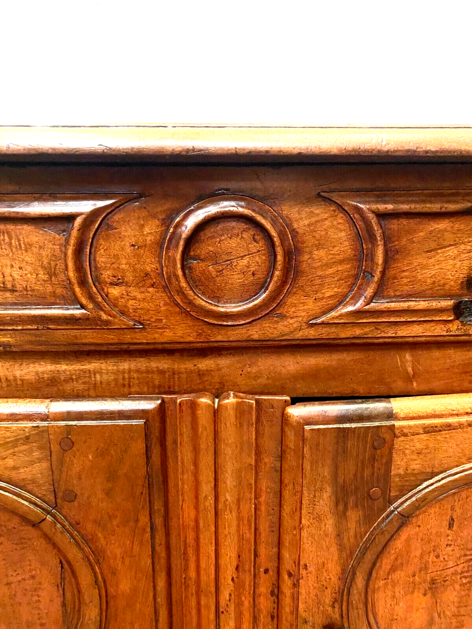 Buffet de stryle Louis XIV en noyer massif XIX siècle