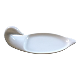 White dish duck