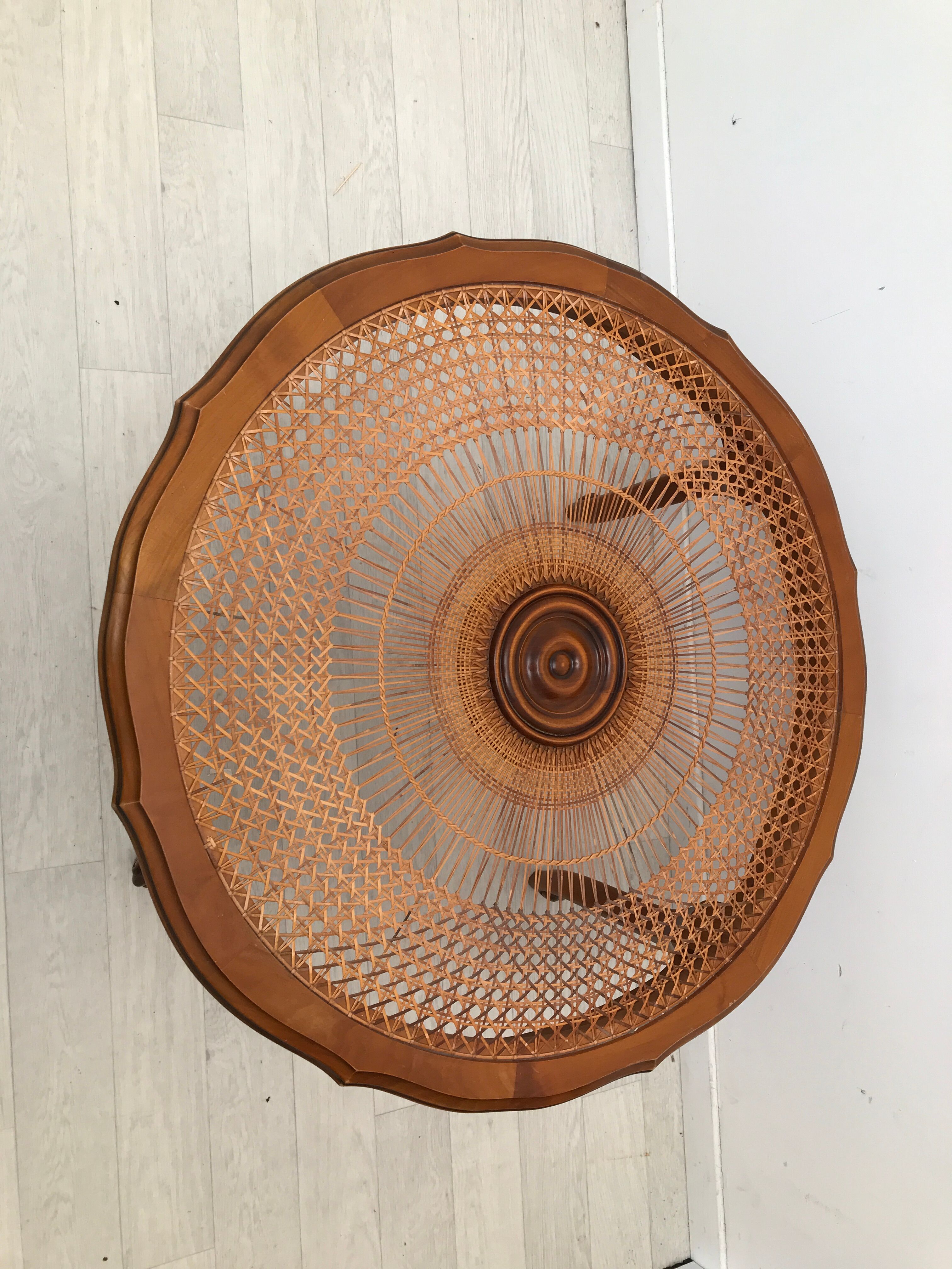 Table basse en bois mérisier et cannage vintage