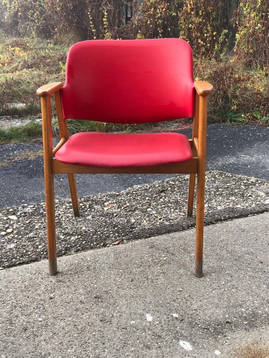 Chaise de bureau rouge en faux cuir et bois, style Milieu du Siècle (1960s)