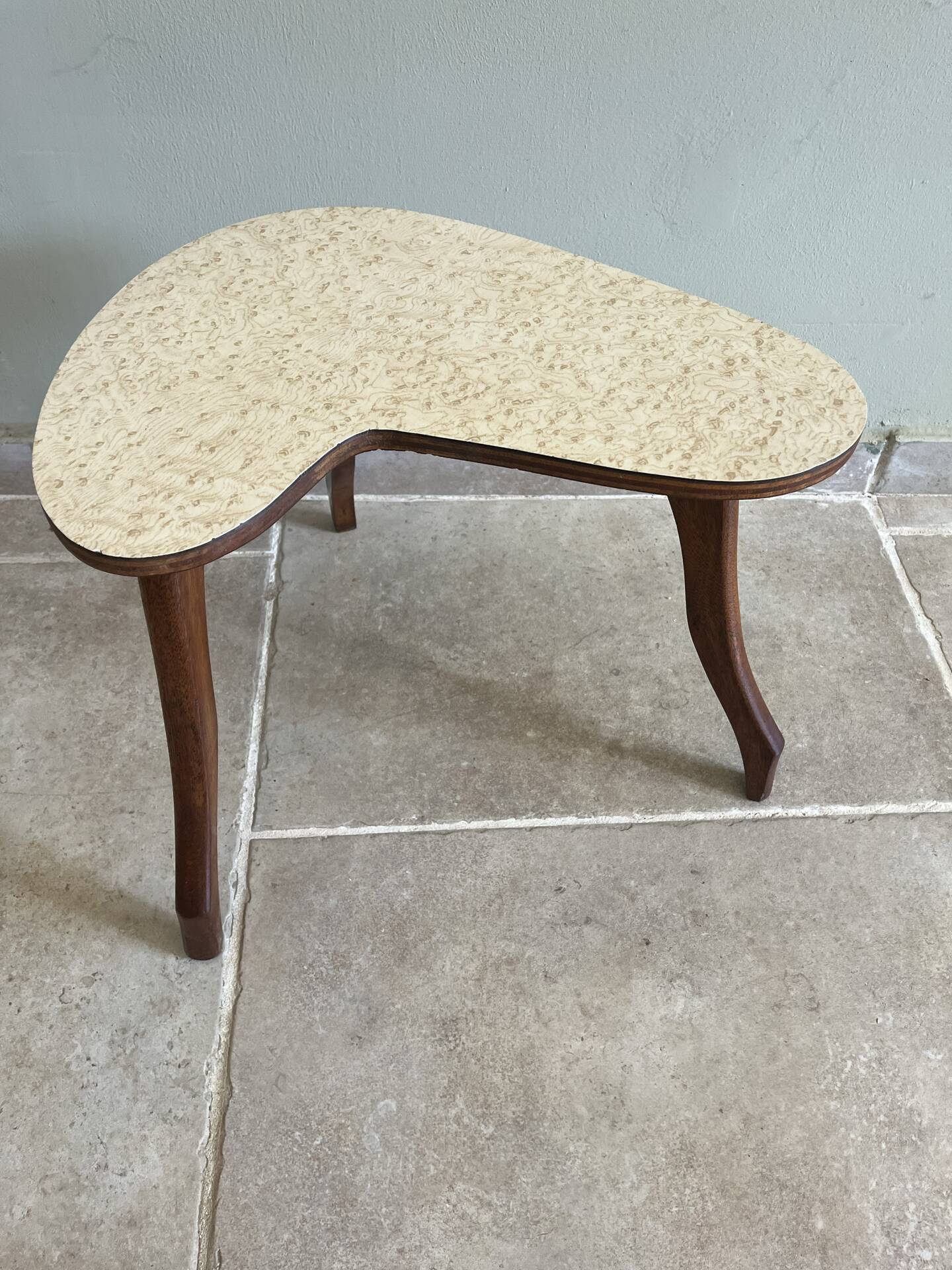 Small tripod side table in bean shape – 1950s/60s style