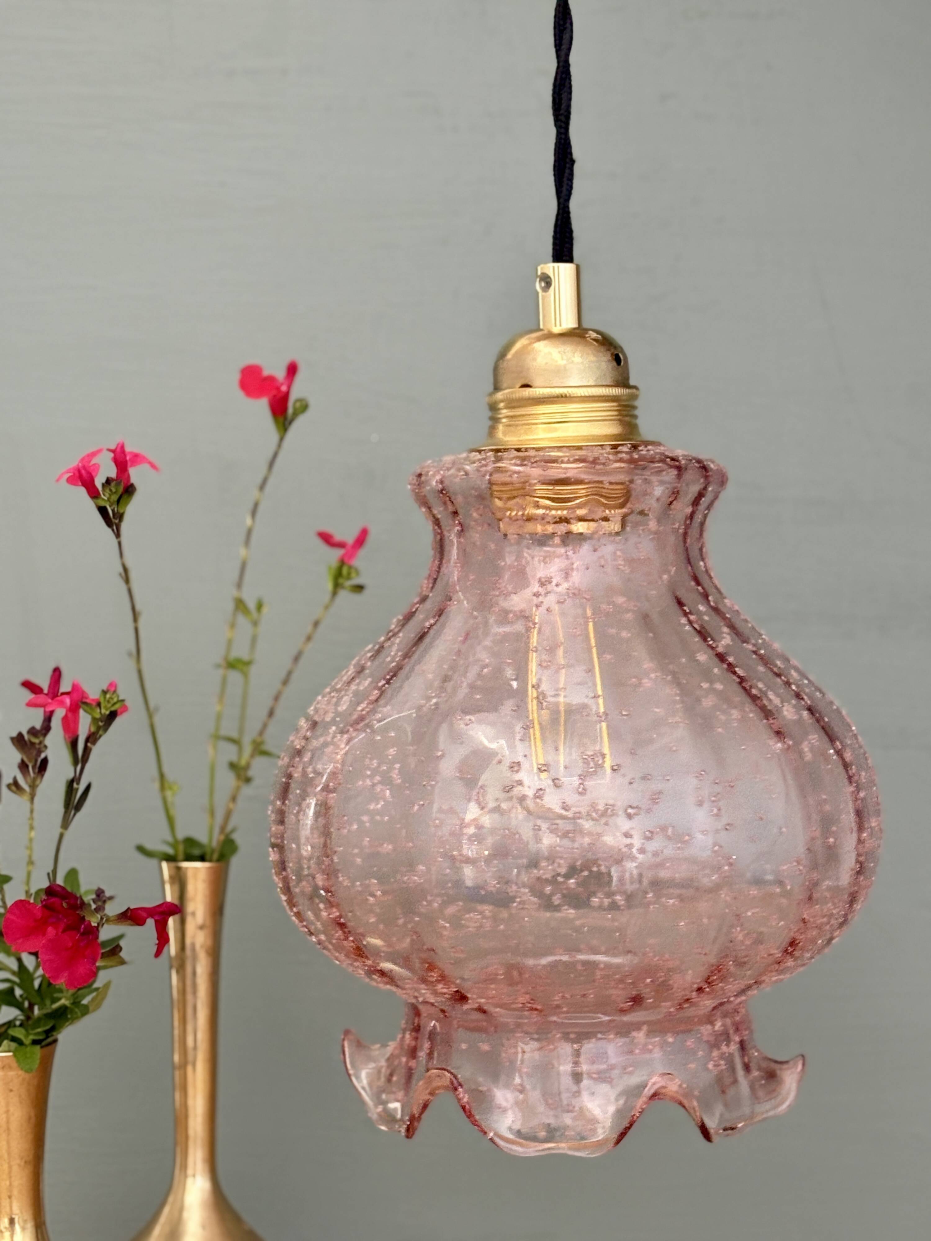 Suspension globe vintage en verre granité rose