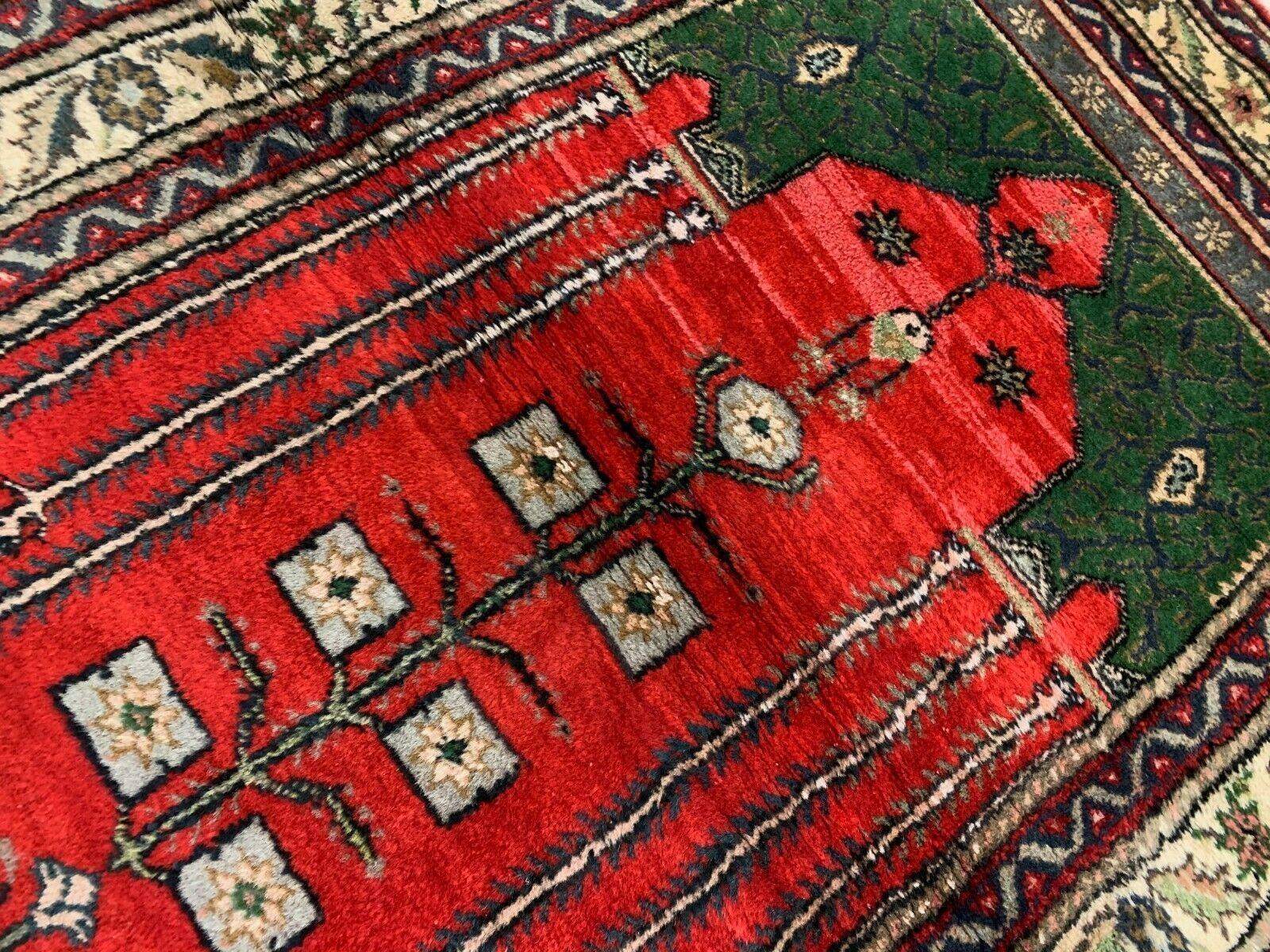Distressed Turkish Rug 117x88 cm Vintage Shabby, Wool Tribal Red, Green Small
