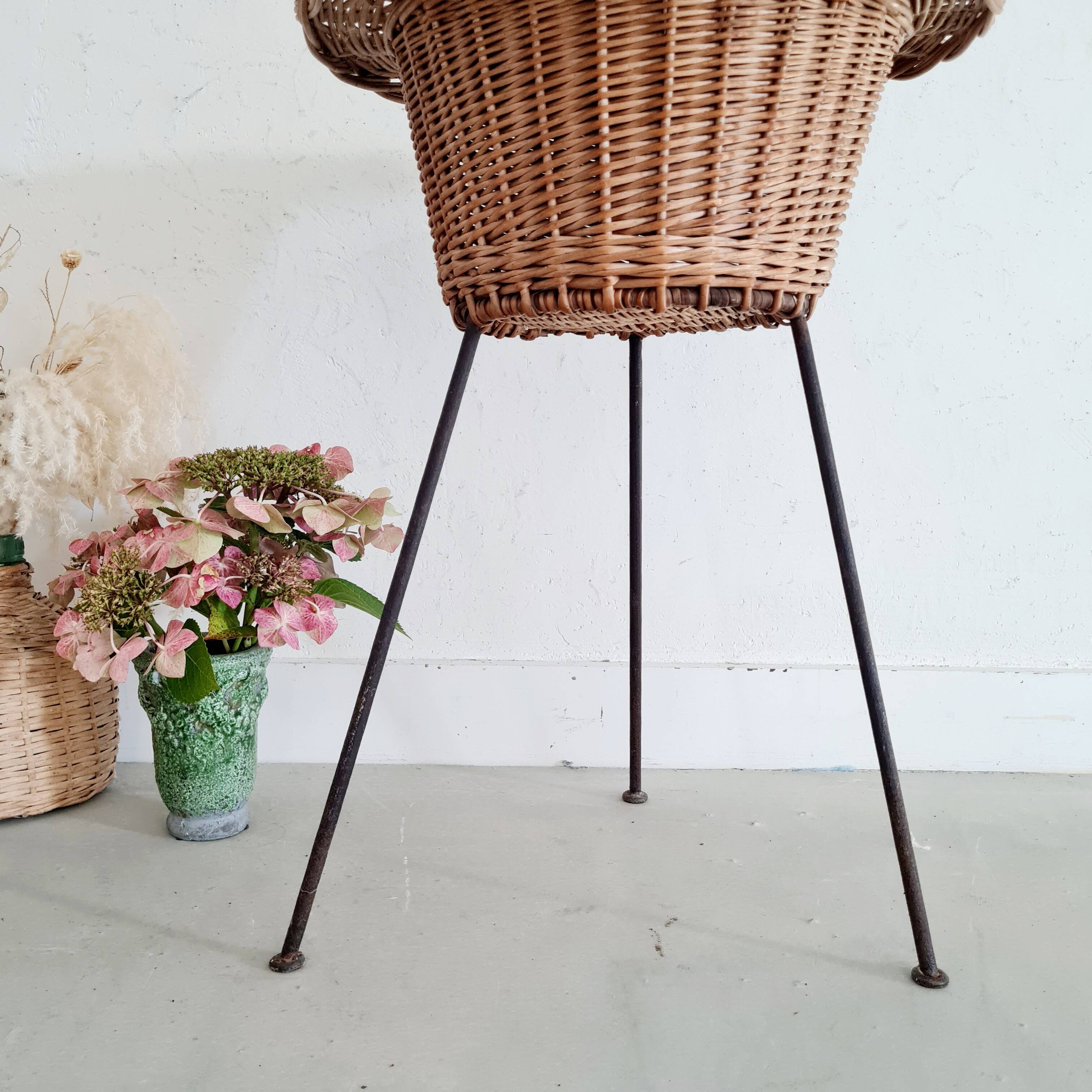 Worker tripod feet metal rattan
