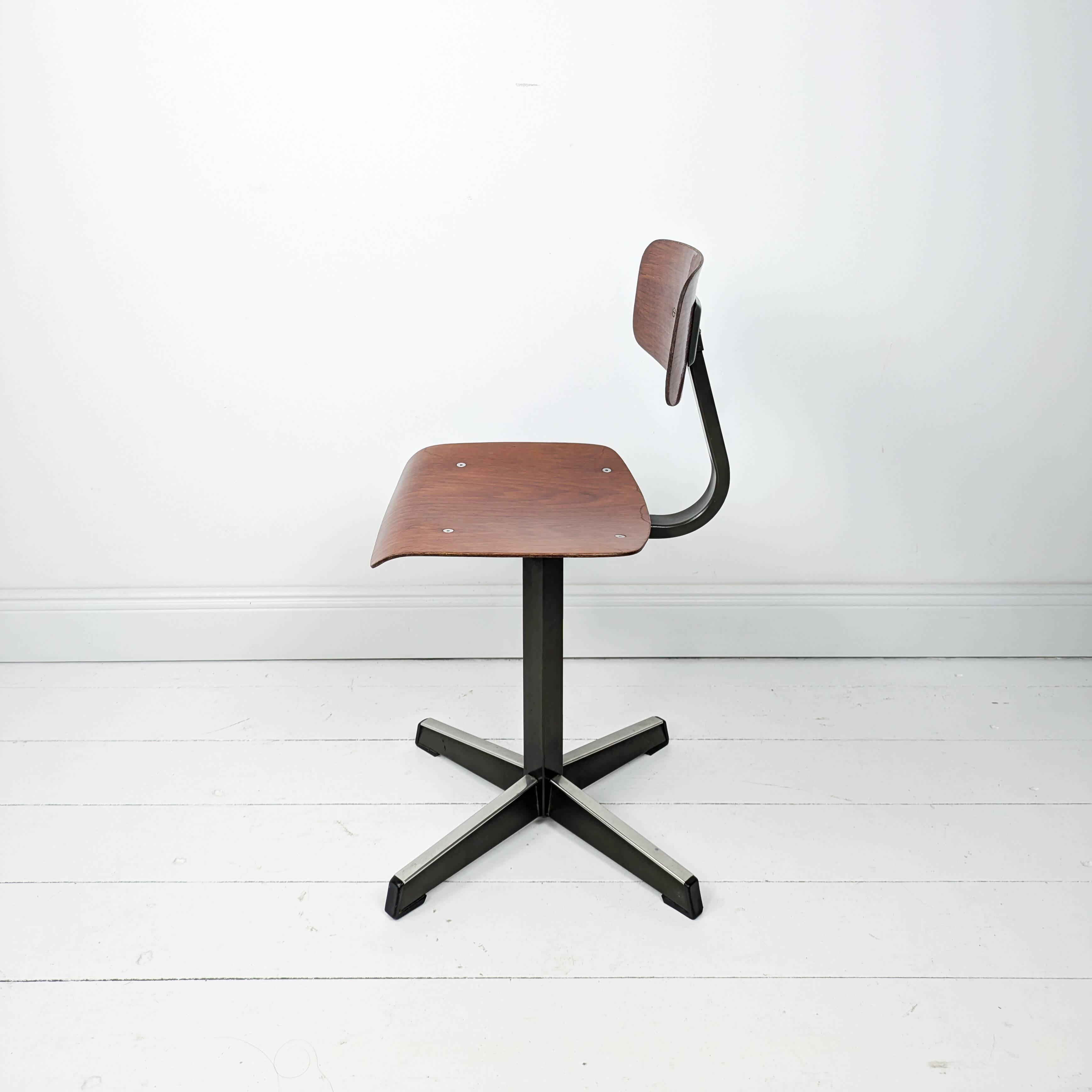 Mid Century Chaise d'école Chaise d'enfant Bois Métal Vintage Rétro Chambre d'enfant Pied Skandi Sca