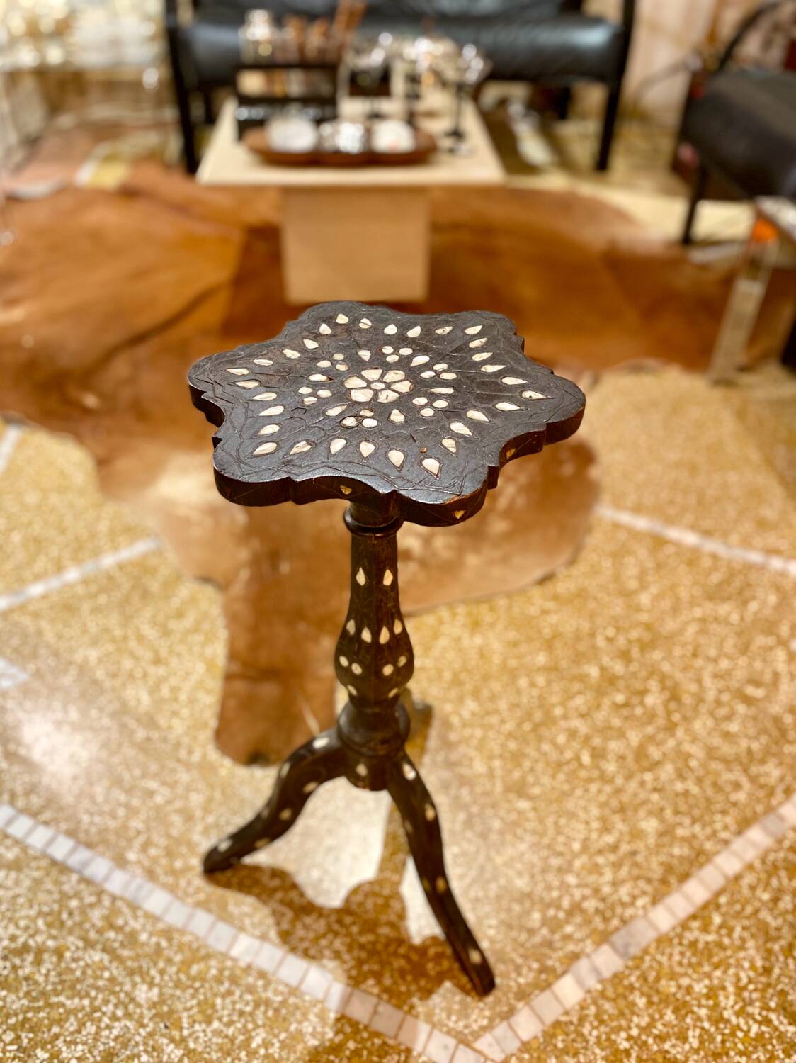 Syrian mother-of-pearl side table / side table