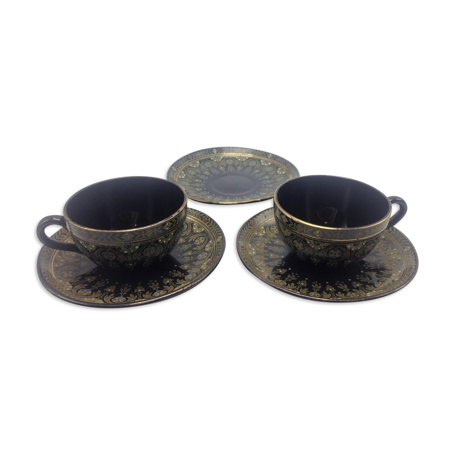 pair of cups at the café sarreguemines decor enhanced with email