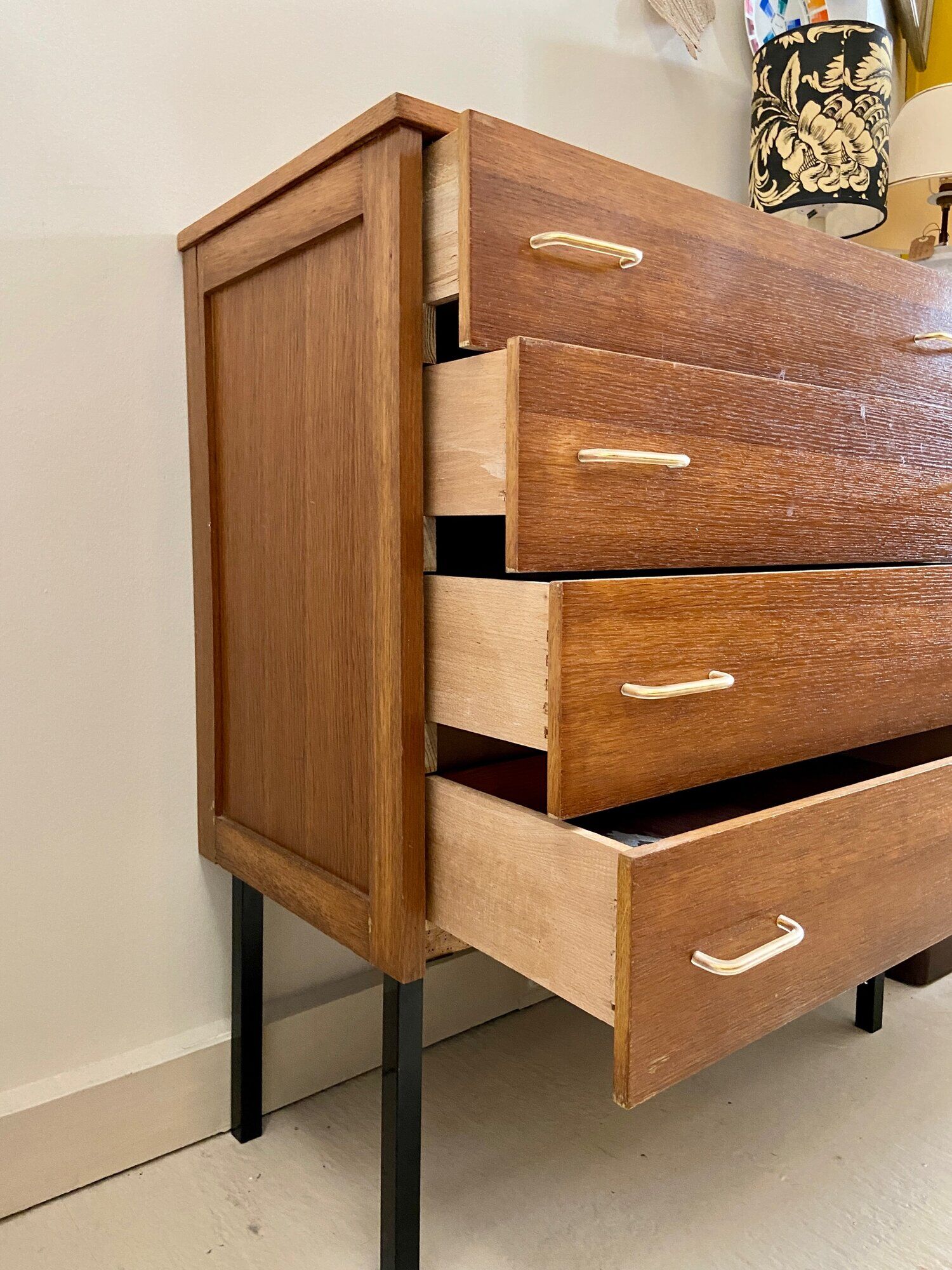 Commode 4 tiroirs en bois et métal noir années 1960