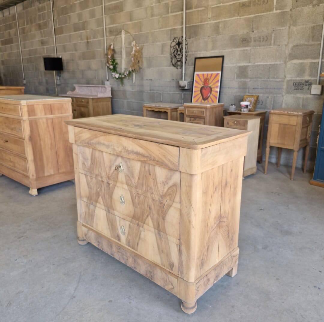 Commode Louis-Philippe en noyer – entièrement aérogommée
