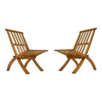 A set of two folding chairs made of beech wood designed by arch. Otto Rothmayer