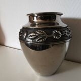 vase en métal , fleurs en relief