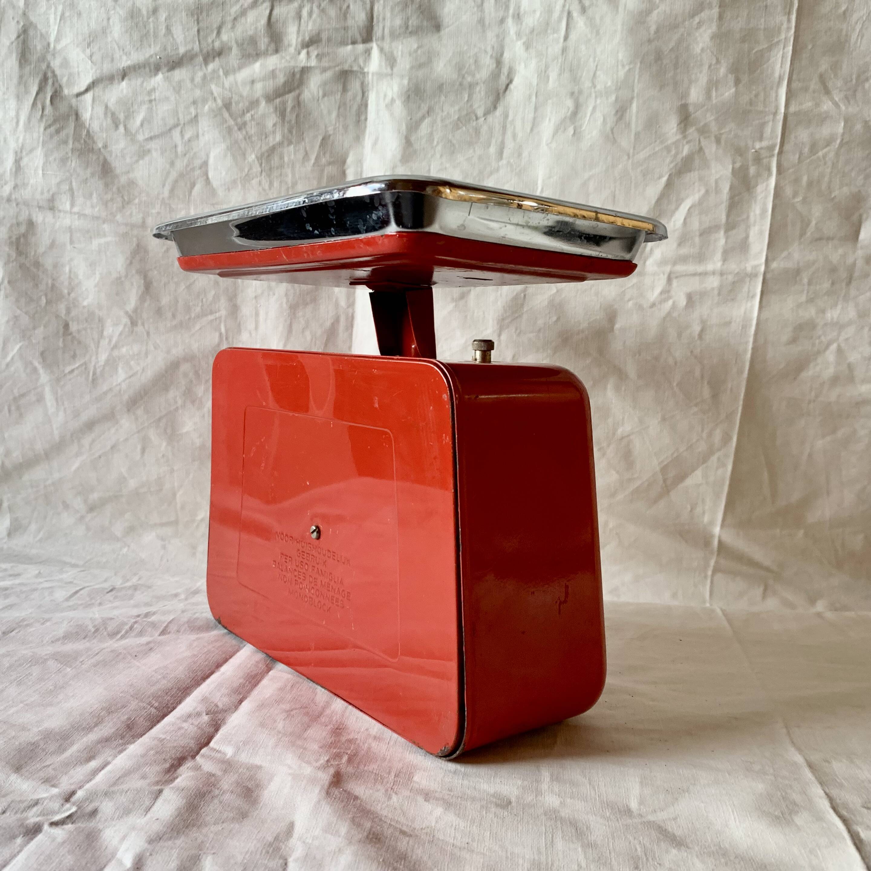 Stube vintage red lacquered metal kitchen scale - force 10