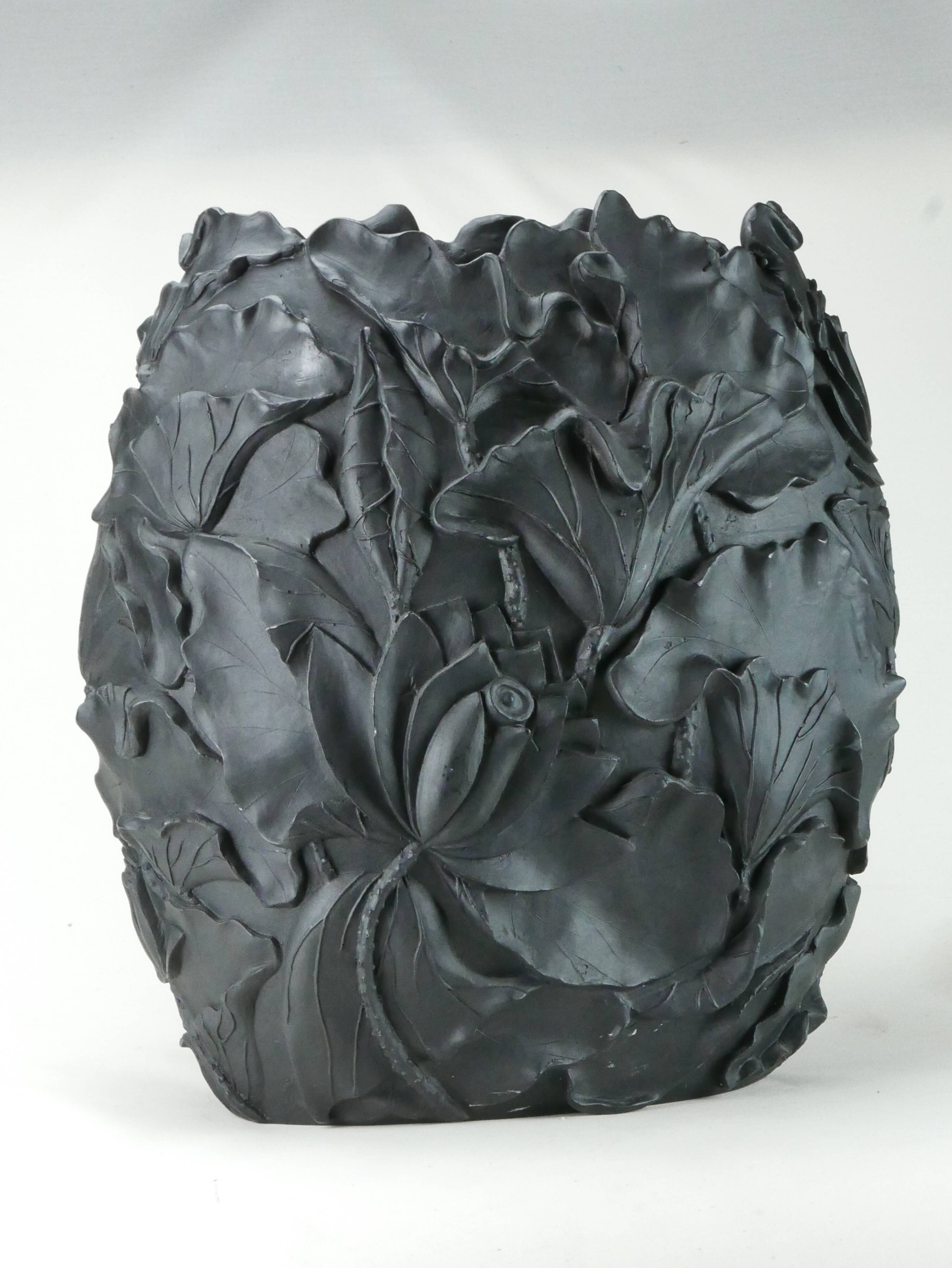 Black resin vase Lotus publisher VGnewtrend