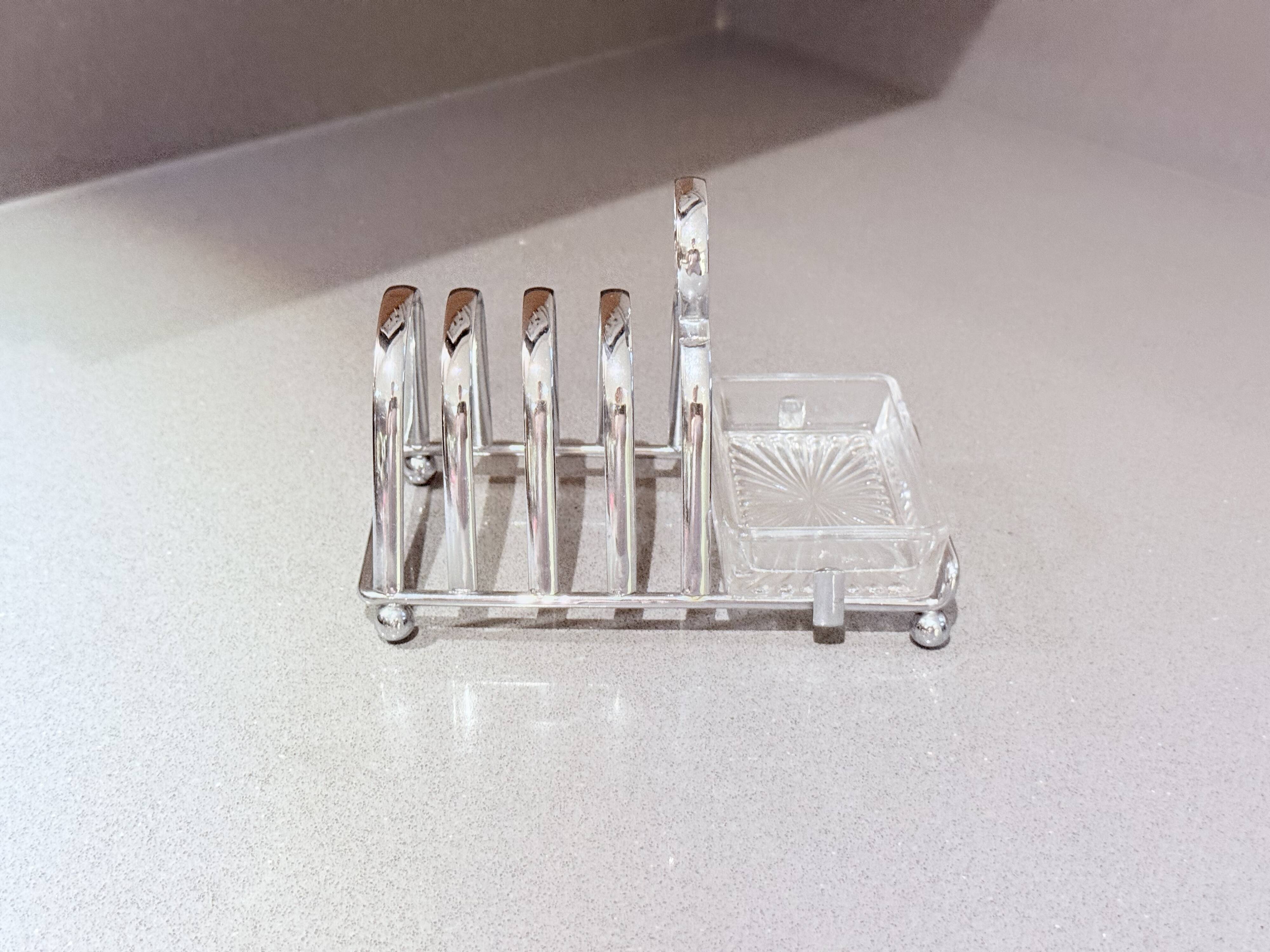Porte-toast en argent massif Art Déco avec plateau assorti, beurrier en cristal et couteau.