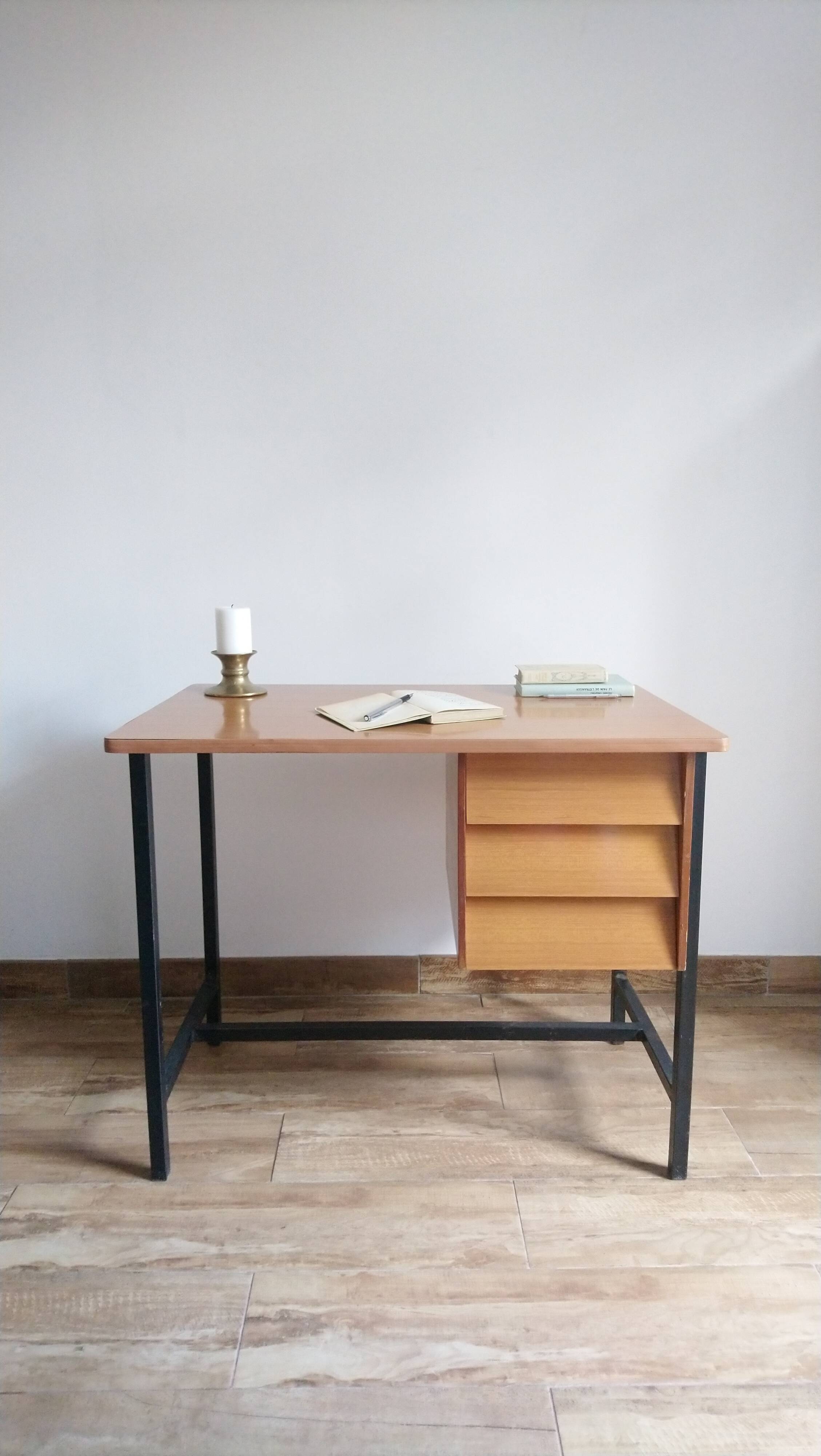 Desk in formica