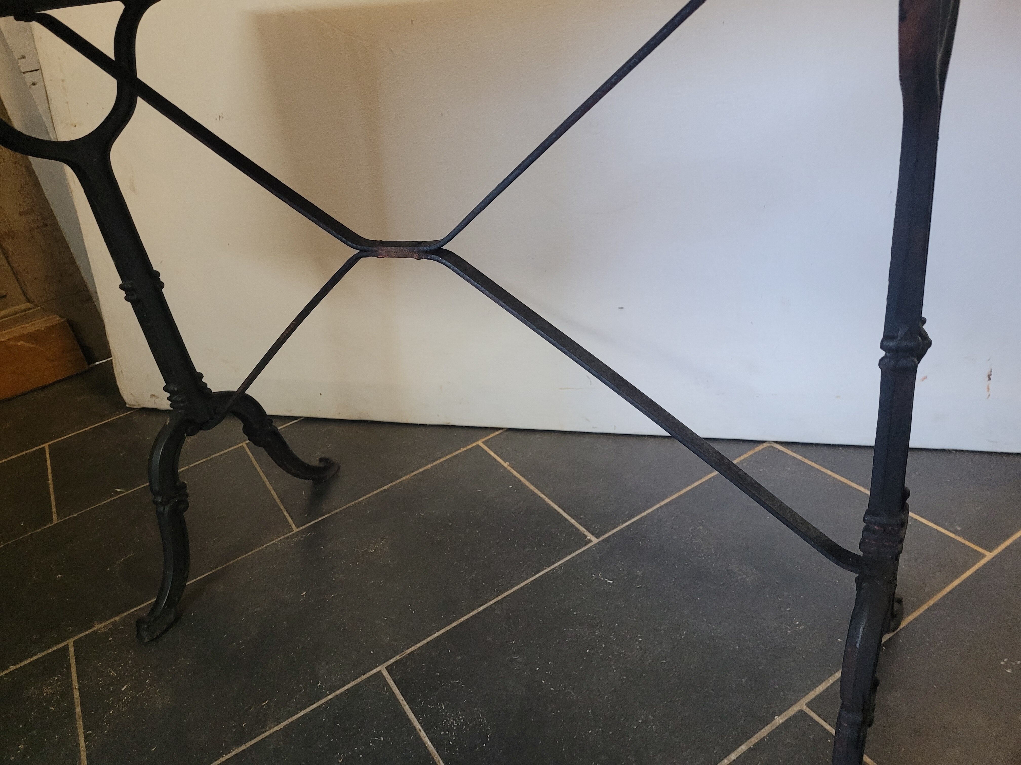 Table bistrot piètement fonte dessus en chêne