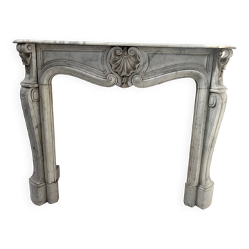 Louis XV style fireplace in veined white Carrara marble, 19th century.