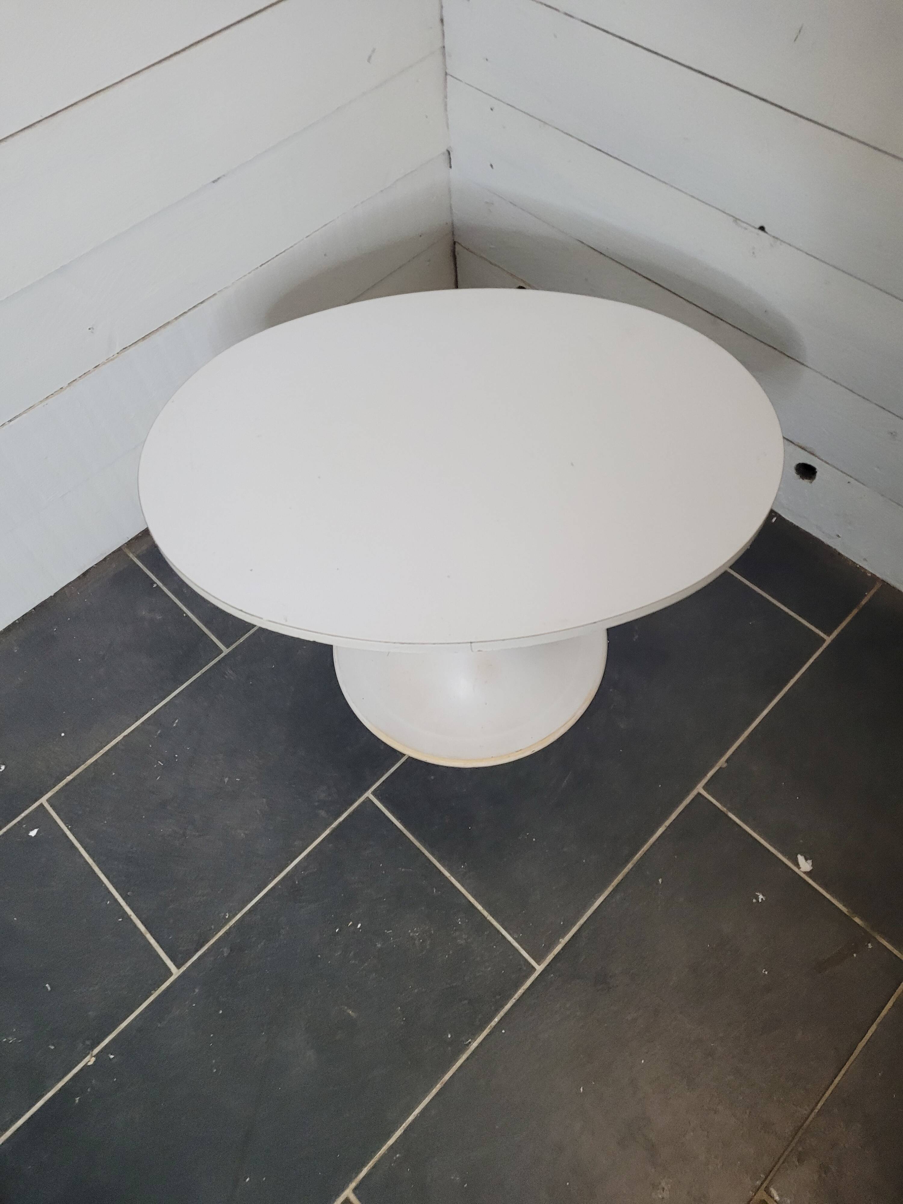 Vintage oval coffee table with tulip foot from the 70s