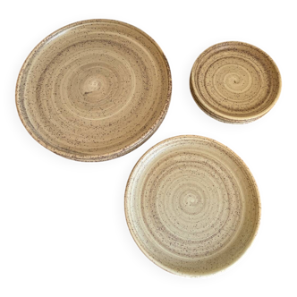 8 stoneware plates