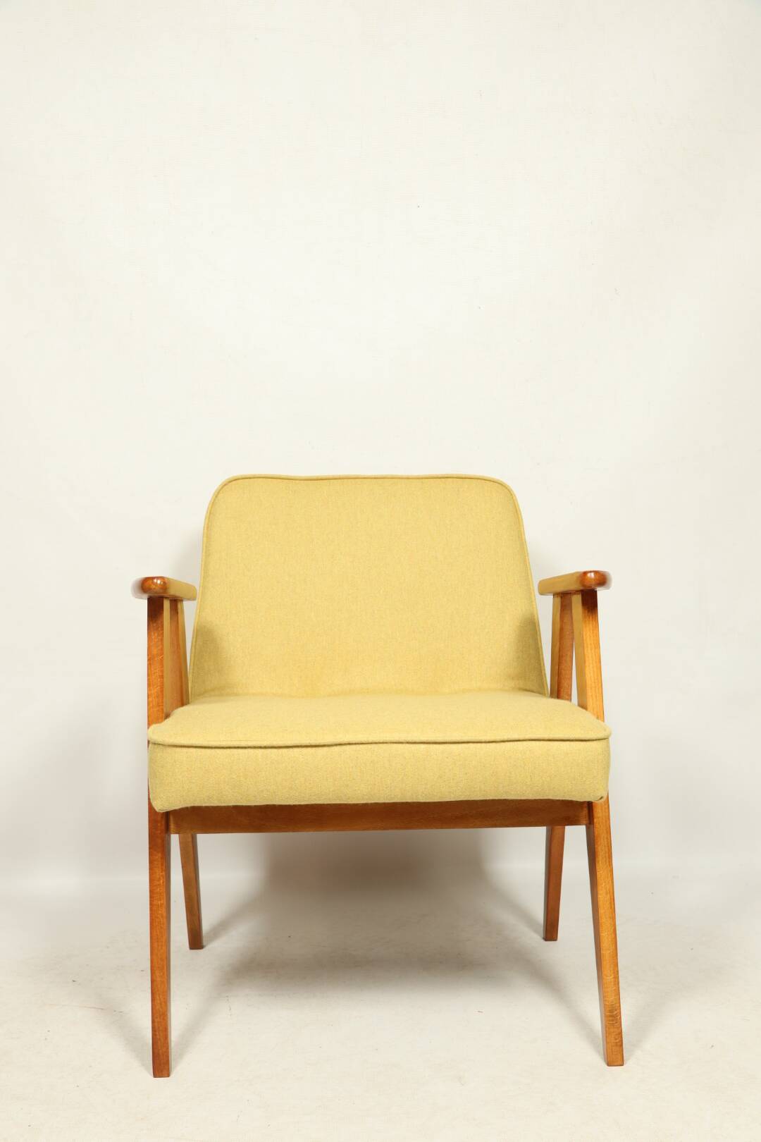Fauteuil en laine jaune au design scandinave après rénovation