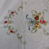 Nappe ronde brodée de fleurs colorées avec 8 serviettes