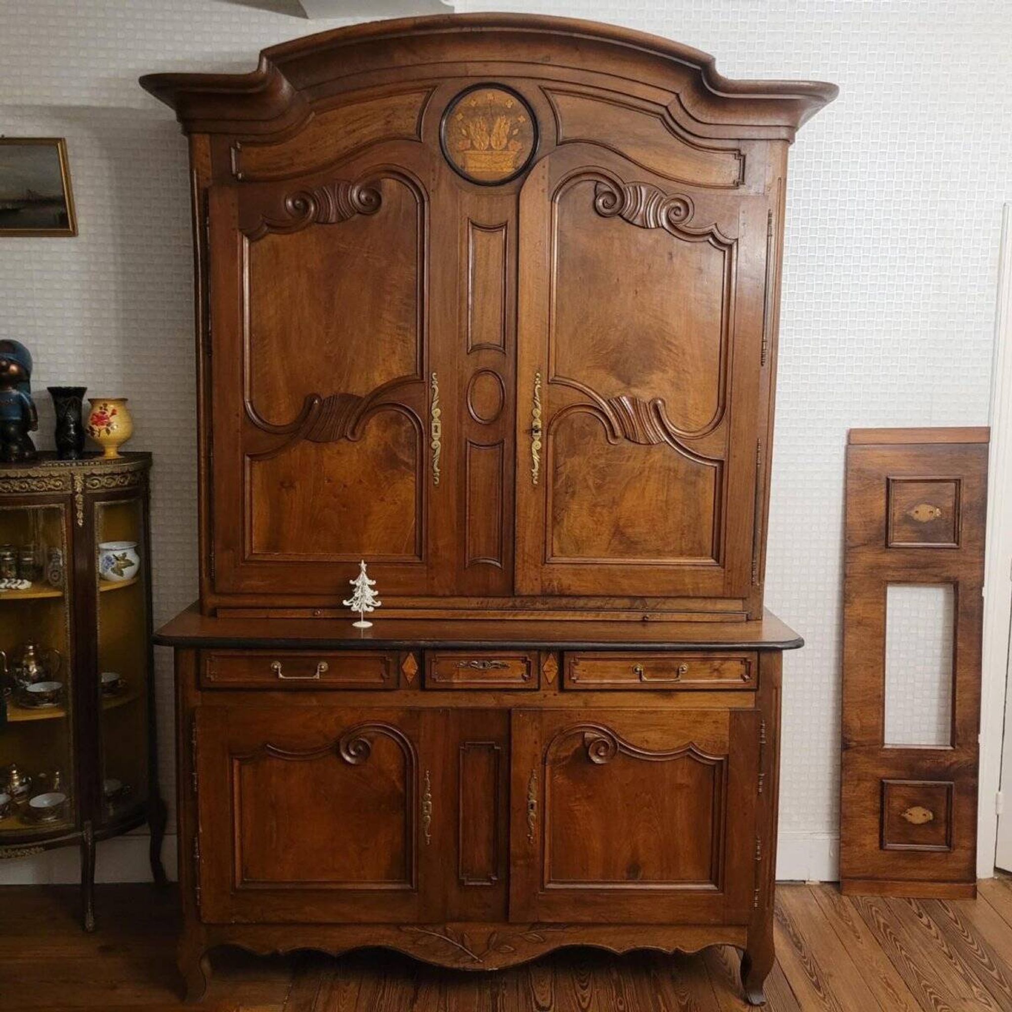 Louis XV two-body buffet Charolais in walnut, from the 18th century.