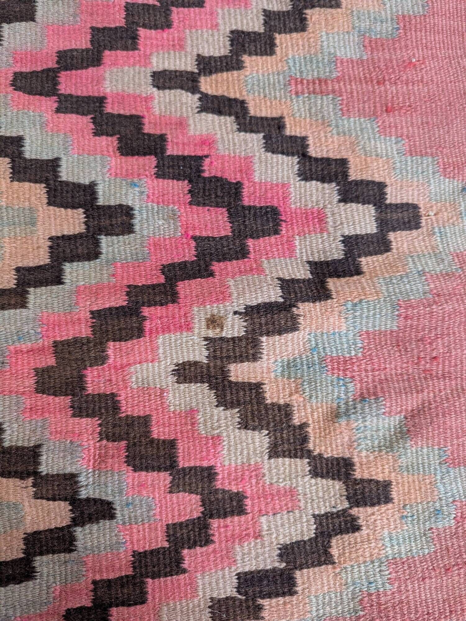 Tapis kilim ancien dans des tons rose