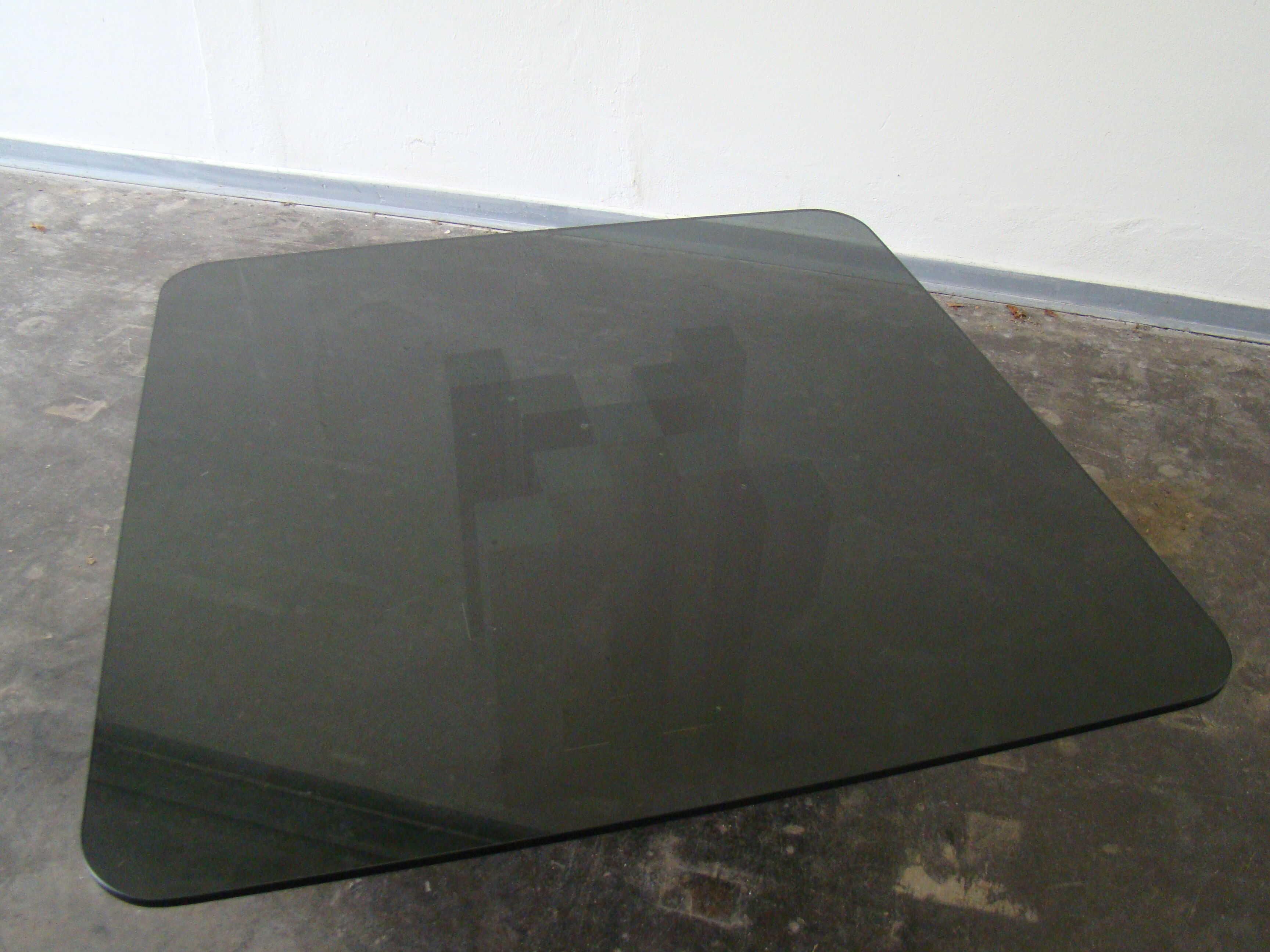 Table basse en verre fumé et chrome 1970